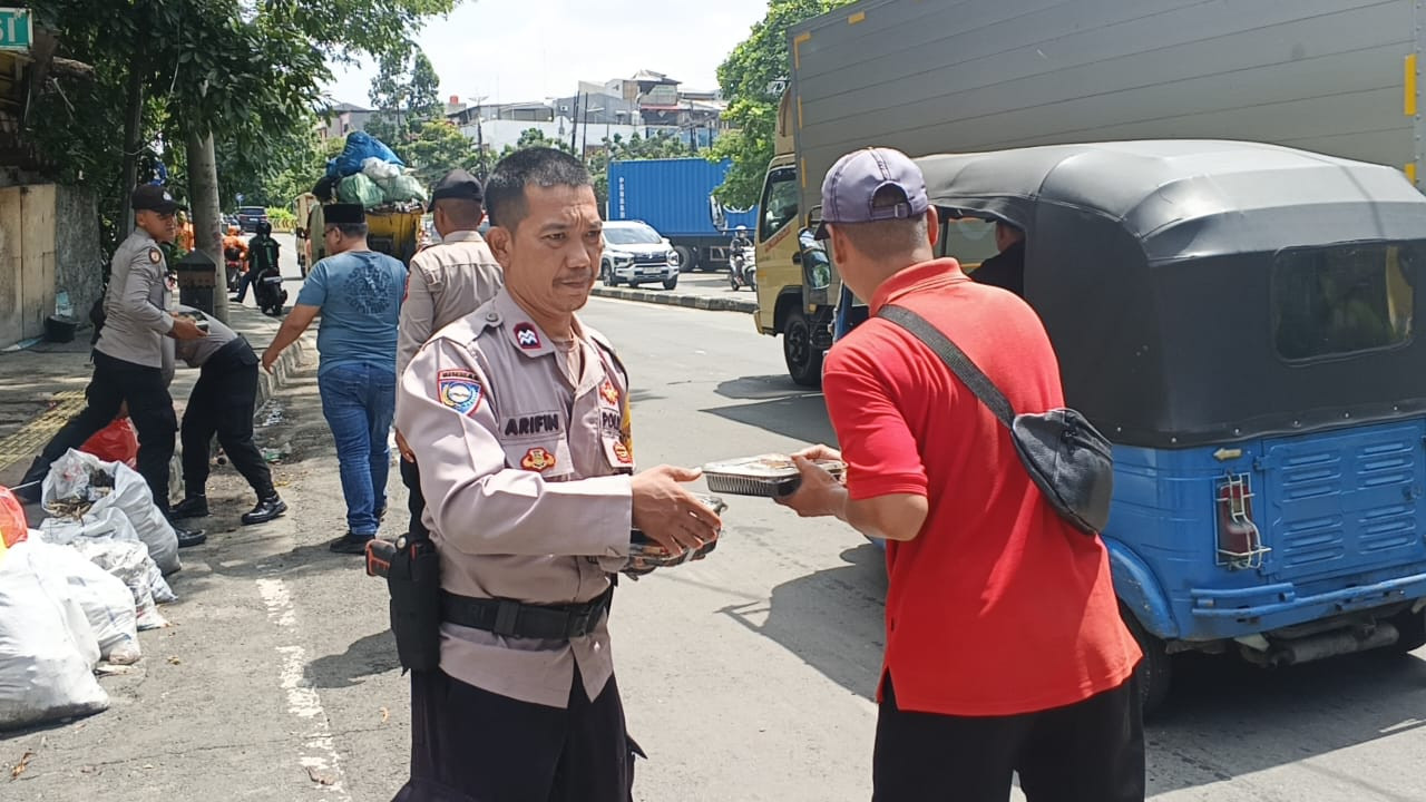 Polsek Metro Penjaringan Gelar Jumat Berkah, Wujud Kepedulian dan Kedekatan dengan Masyarakat