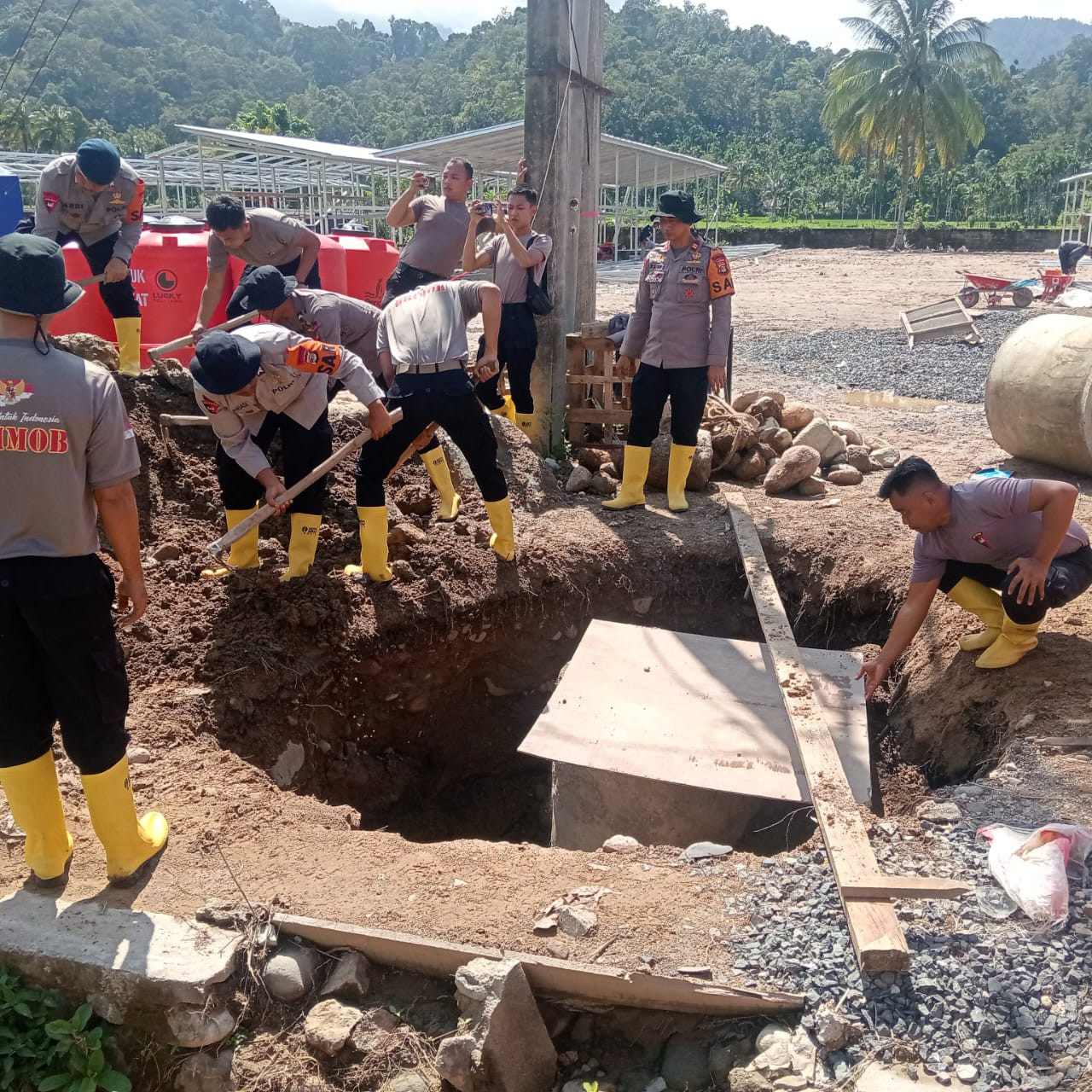 Polres Padang Pariaman Gencarkan Pembangunan Sumur Cincin di Hunian Sementara Warga Anduriang