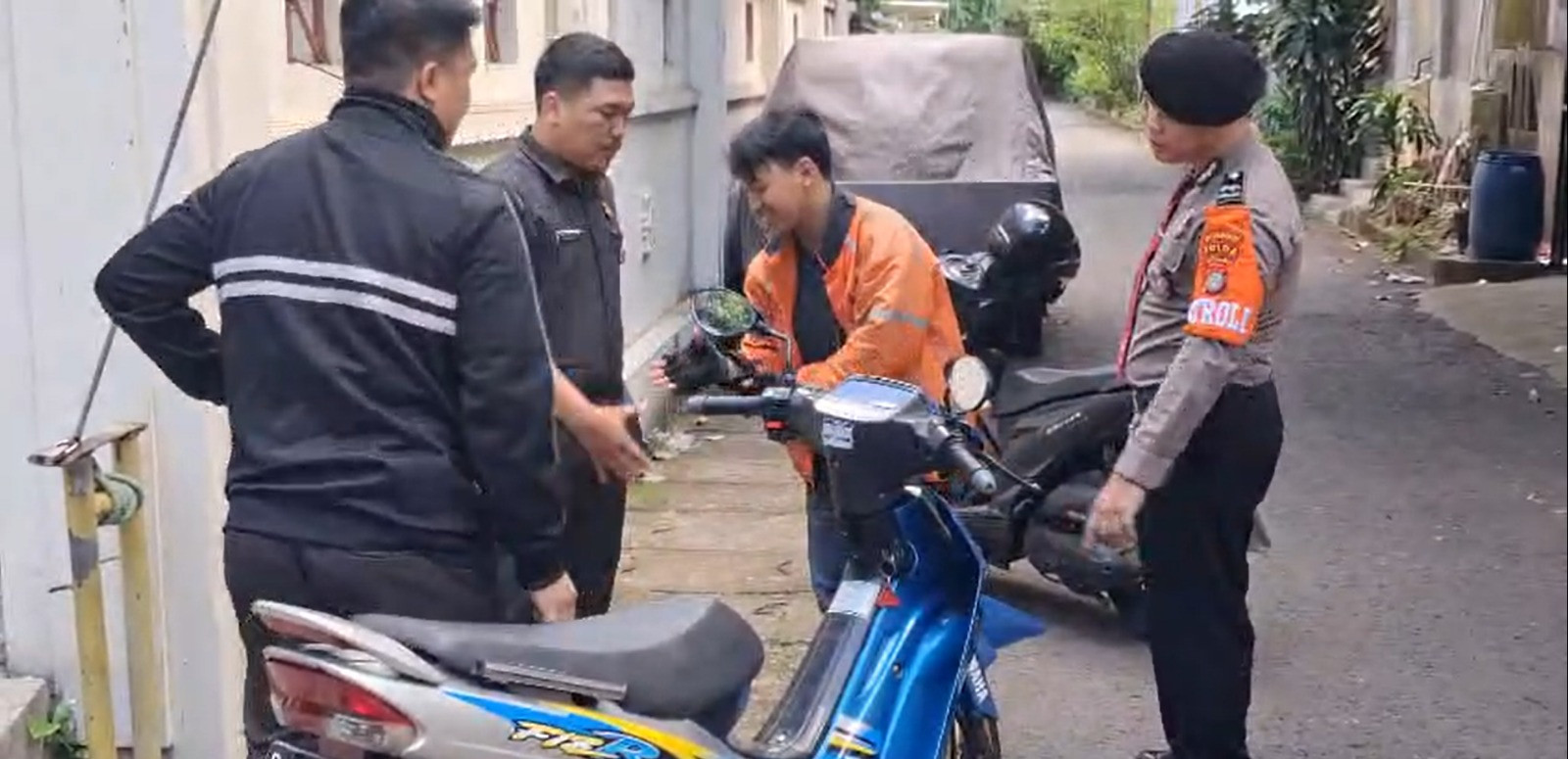 Ditpamobvit Polda Metro Jaya Sigap Tolong Korban Kecelakaan di Petojo Jakpus