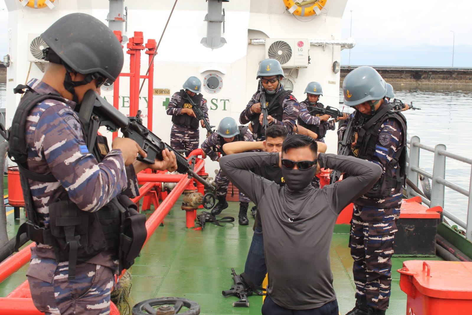 Tingkatkan Kemampuan Tempur, Prajurit Satlinlamil 3 Laksanakan Latihan VBSS di Perairan Makassar