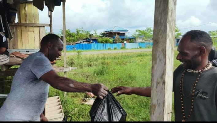 Meriahkan HUT RI ke-81, Kepala Suku Mbua Gelar Lomba Berhadiah dan Bagikan Sembako kepada Masyarakat