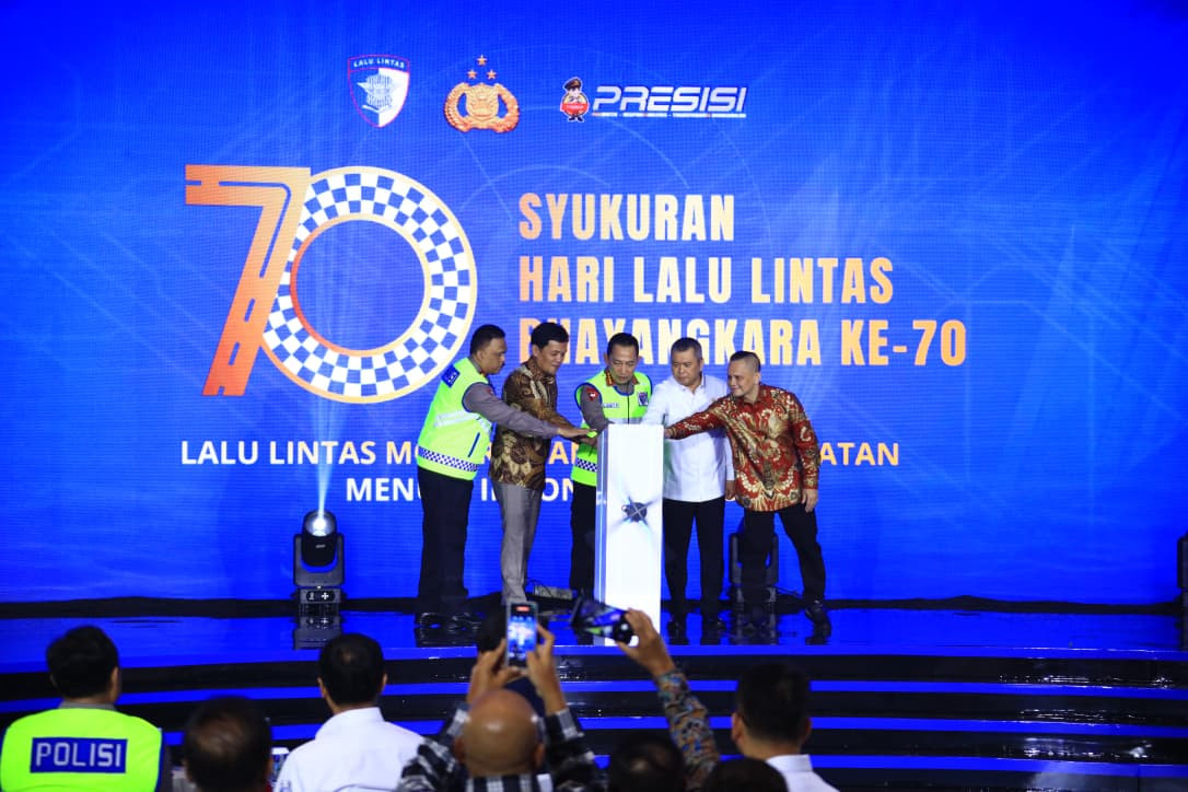 Hadiri Syukuran HUT Lalu Lintas ke-70, Kapolri Luncurkan Digital Korlantas dan Sematkan Pin Emas