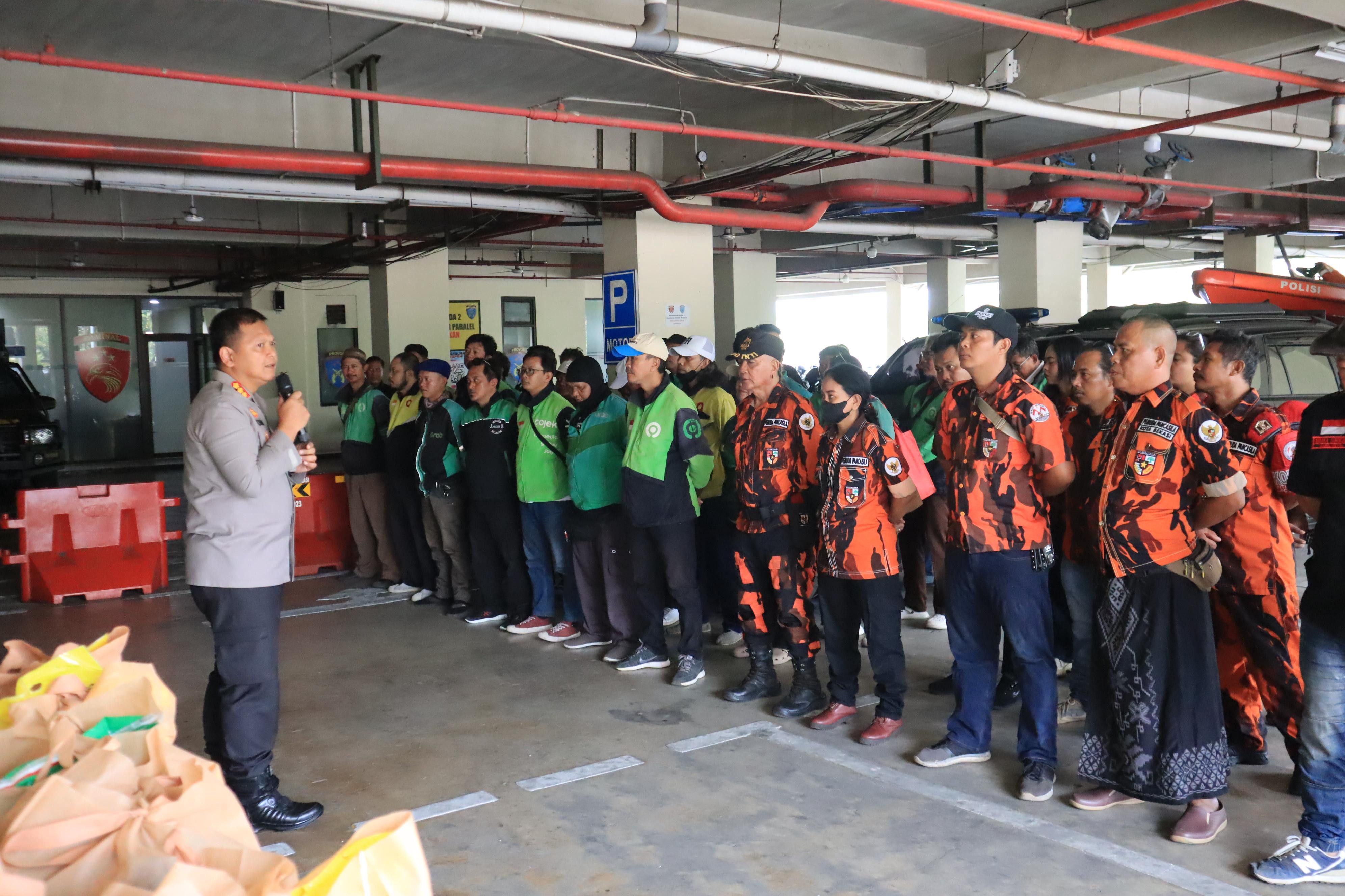Kapolres Metro Bekasi Kota Gelar Jumat Berkah Bagikan Sembako untuk Ormas dan Ojol