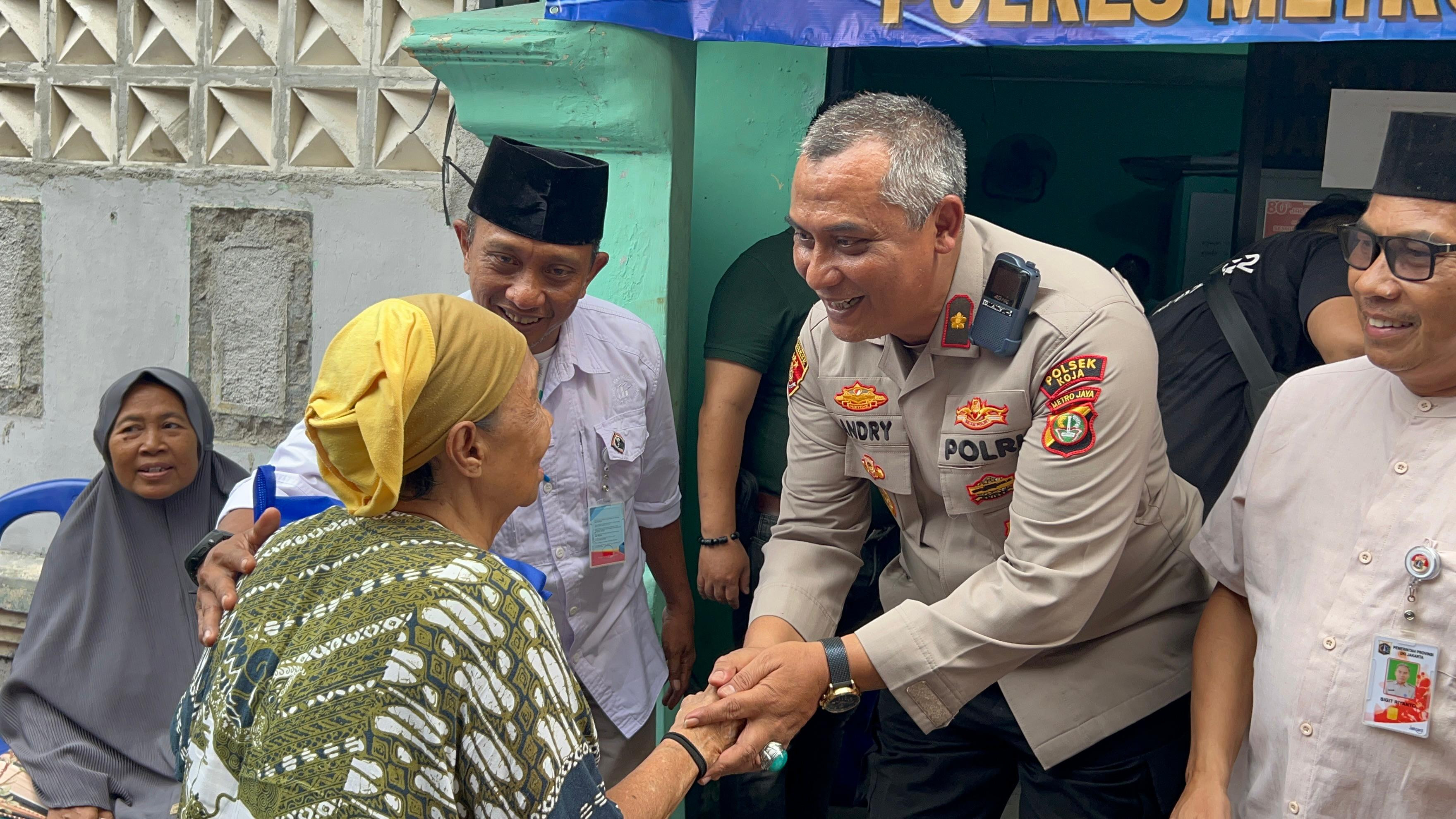 Kapolsek Koja Gelar Jumat Peduli, 50 Paket Sembako Dibagikan ke Warga Tugu Utara
