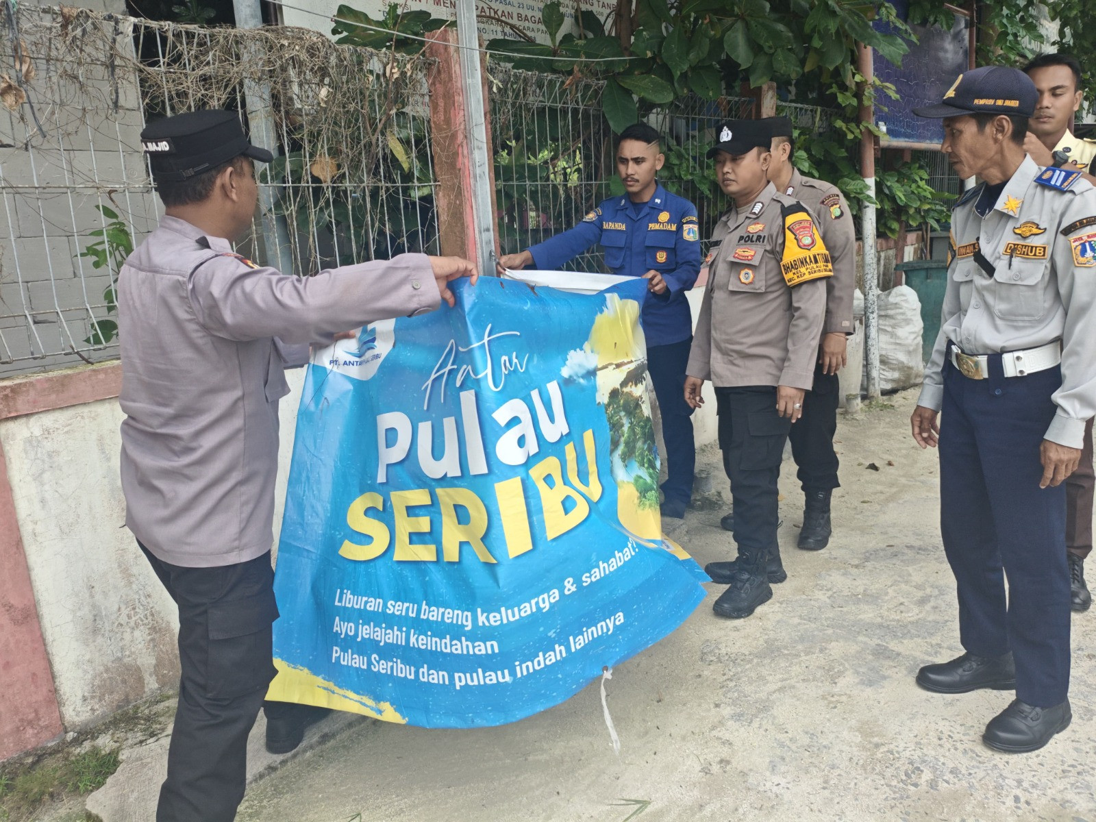 Polres Kepulauan Seribu Gelar Penertiban Umbul-Umbul dan Spanduk dalam Kegiatan Jaga Jakarta Bersih