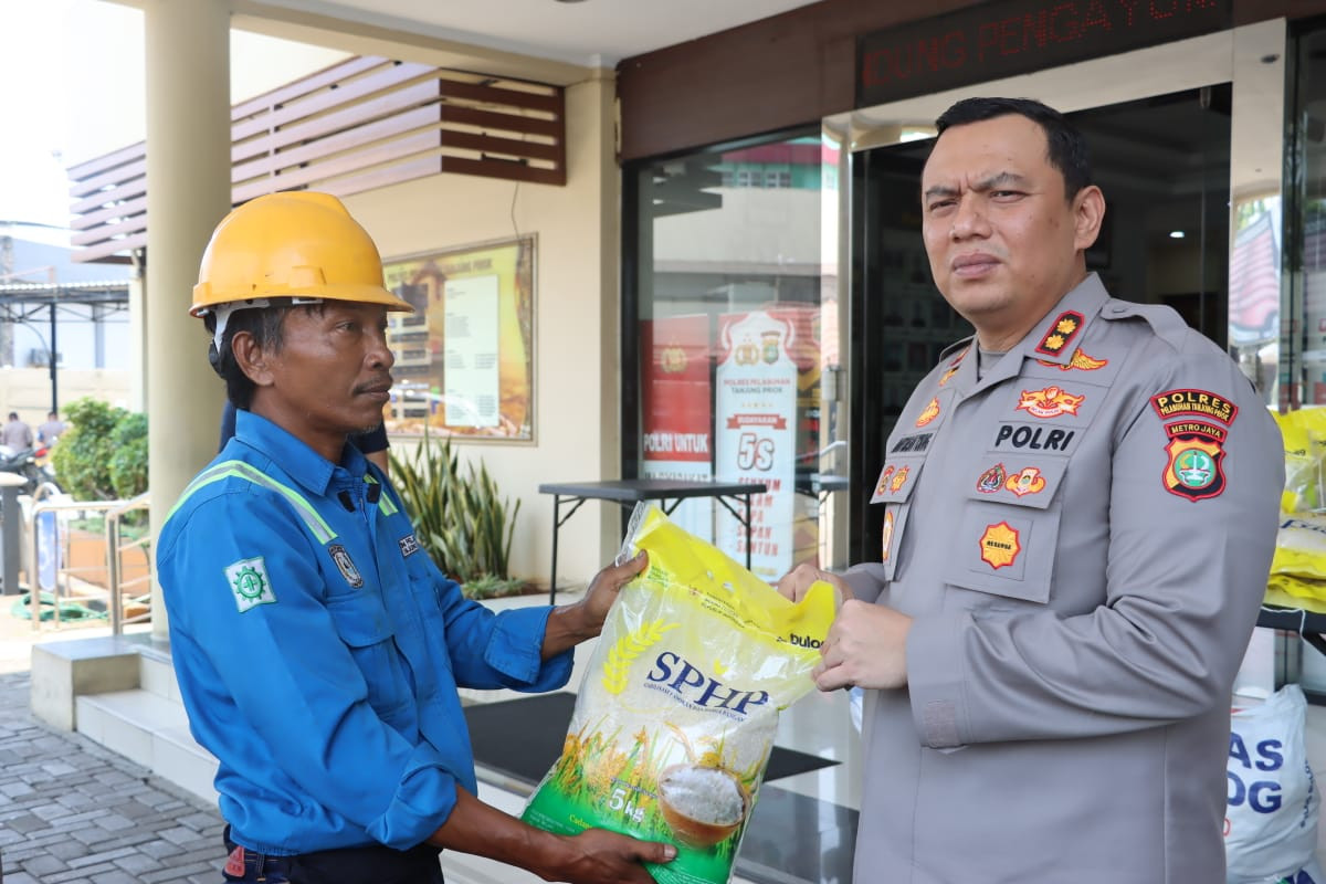 Bakti Sosial Polres Priok berikan bantuan kepada Buruh Tenaga  Kerja Bongkar Muat Pelabuhan