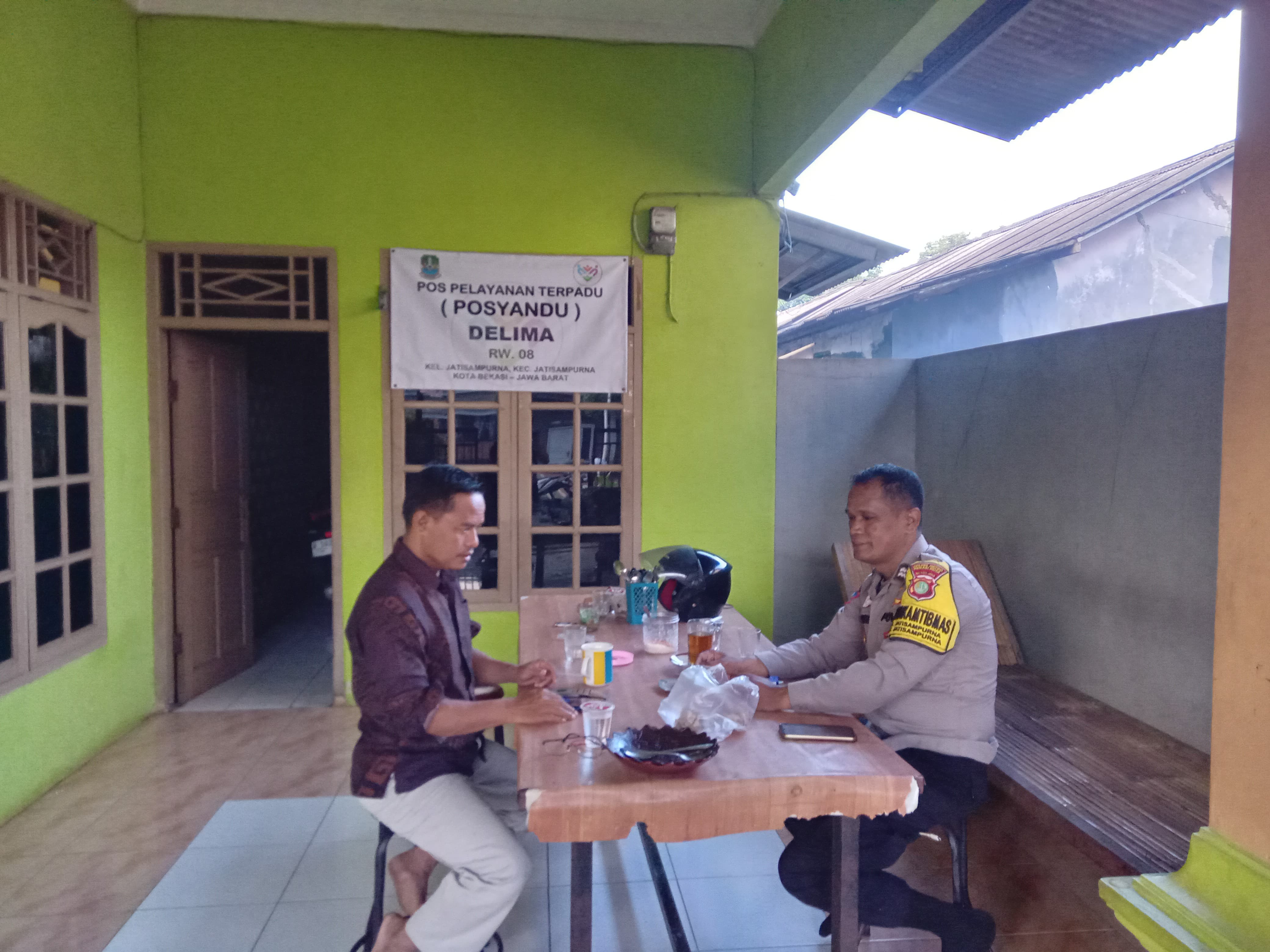 Cegah Warga Terjerat Hutang Fiktif, Bhabinkamtibmas Jatisampurna Gencarkan Edukasi Bahaya Pinjol Ilegal