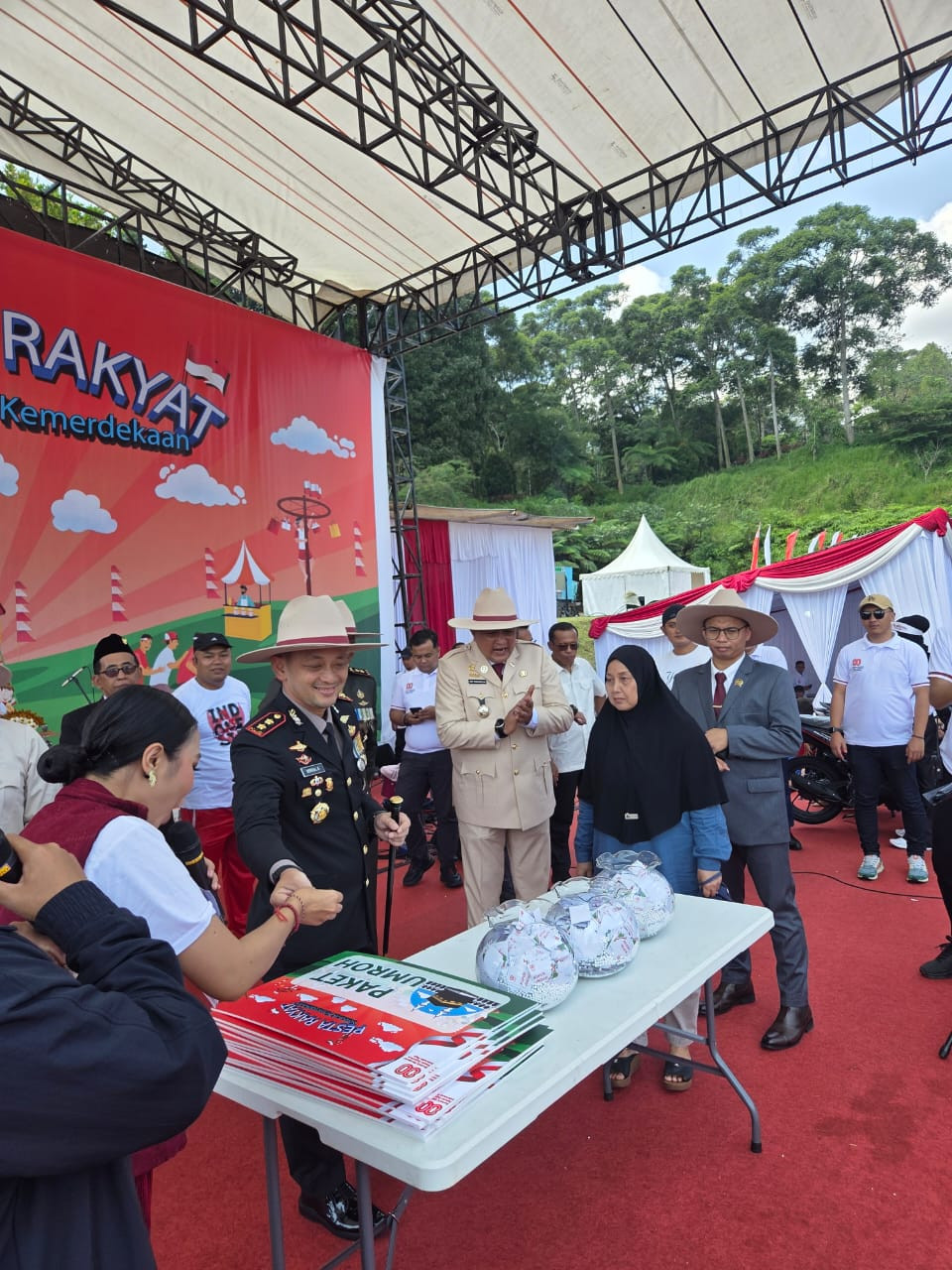 Kapolres Bogor Bersama Forkopimda Hadiri Pesta Rakyat HUT RI ke-80 di Babakan Madang Bogor