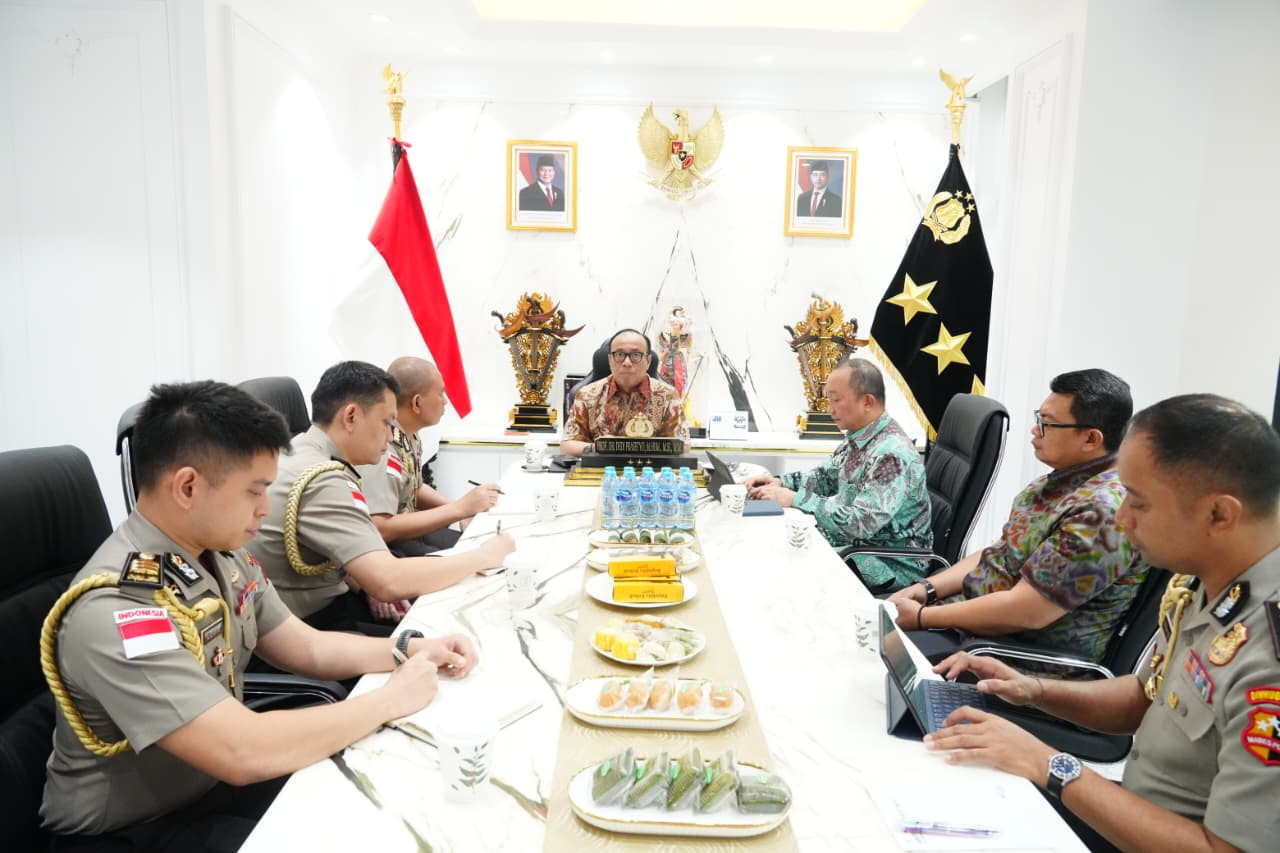 Lewat Buku, Wakapolri Titipkan Pesan Penting Pemberantasan TPPA–PPO kepada 5 Calon Atase dan Staf Teknis Polri