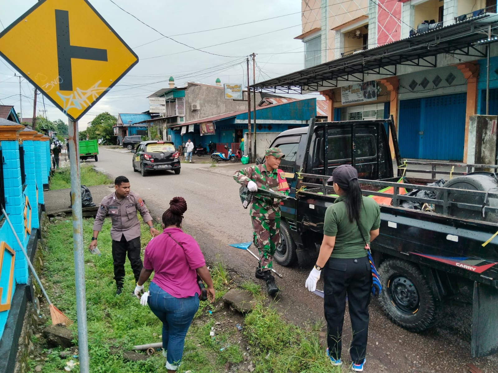 Ciptakan Lingkungan Yang Bersih, Babinsa Koramil Kota Ajak Warga Bersihkan Sampah