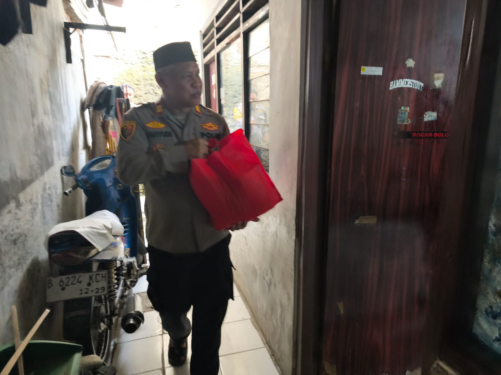 Berbagi dan Peduli, Kapolsek Bekasi Barat Berikan Bantuan Kepada Lansia