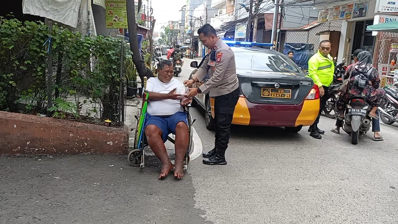 Program Jaga Jakarta, Kapolsek Pademangan Bagikan Makanan kepada Warga