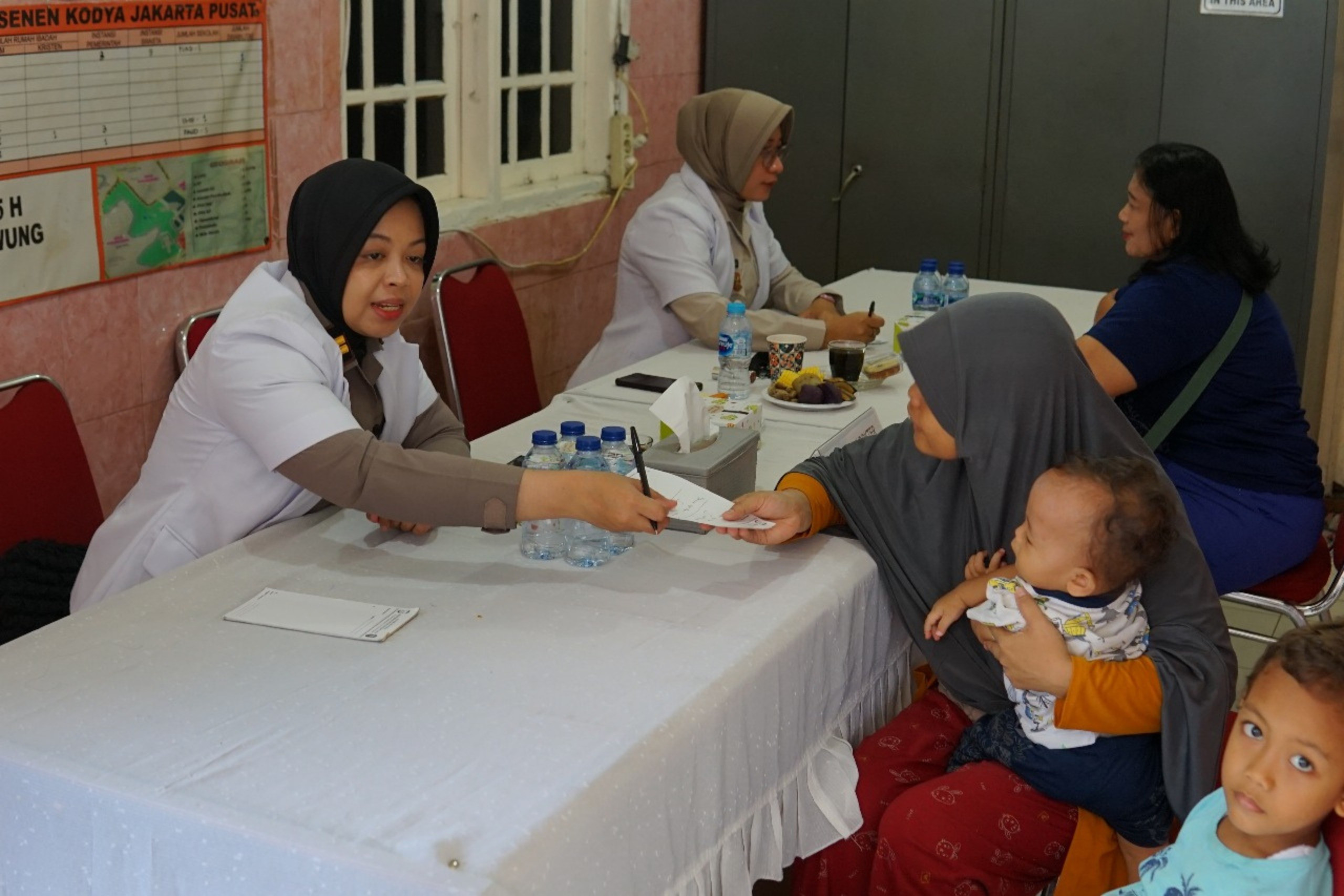 Dekat dengan Warga, Brimob Polda Metro Jaya Gelar Layanan Kesehatan Gratis di Senen