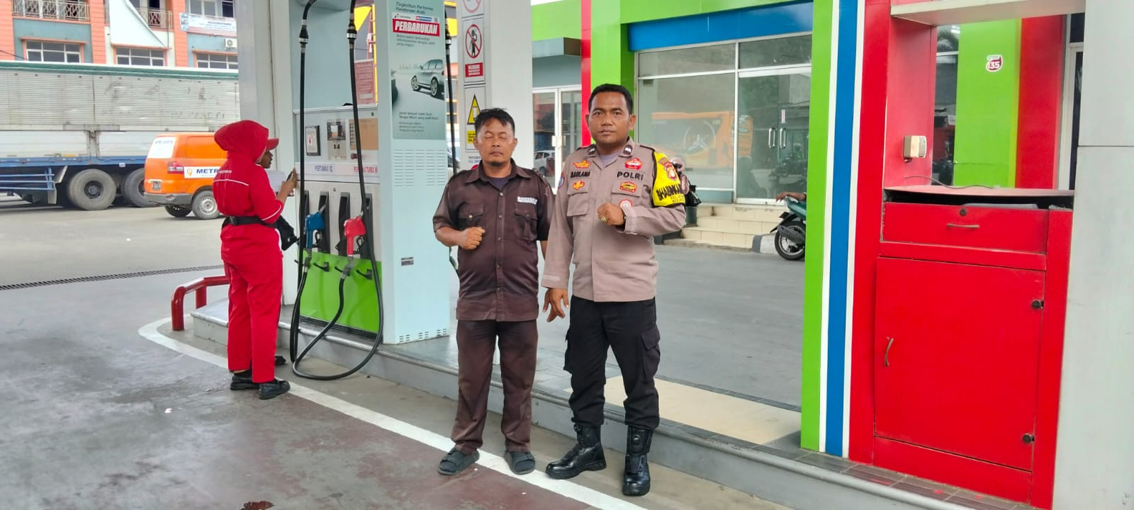 Cegah Gangguan Kamtibmas, Bhabinkamtibmas Jatiasih Sambang dan Monitor Keamanan SPBU