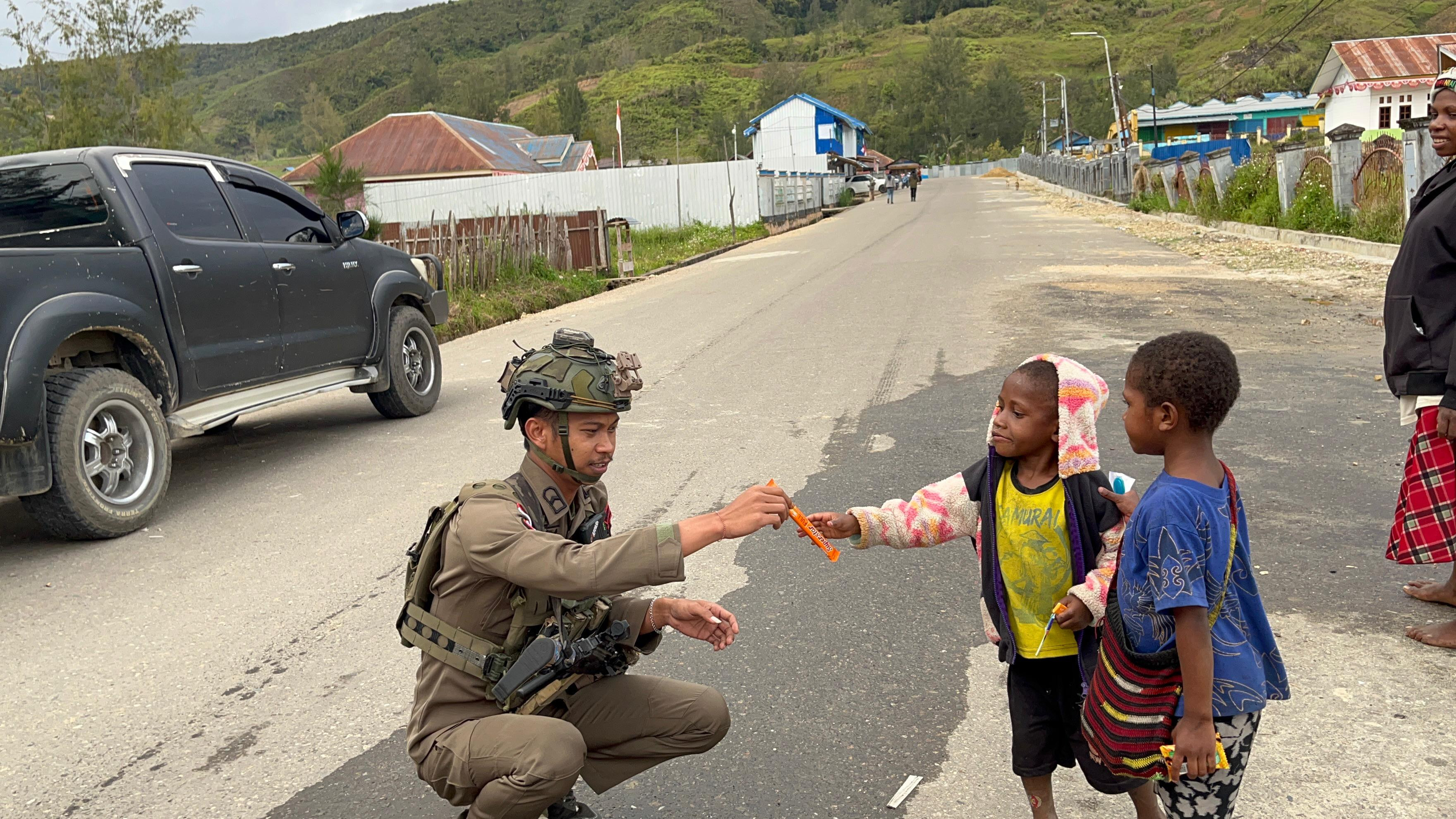 Sentuhan Humanis Satgas Ops Damai Cartenz Bersama Anak-Anak di Paniai