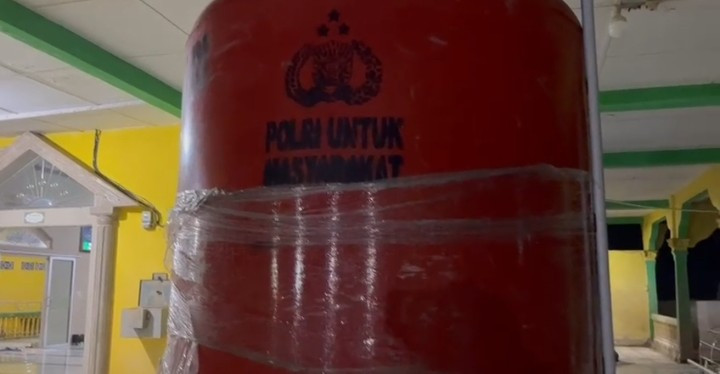 Pastikan Akses Air Bersih, Polri Pasang Tandon Pascabencana di Aceh Tamiang