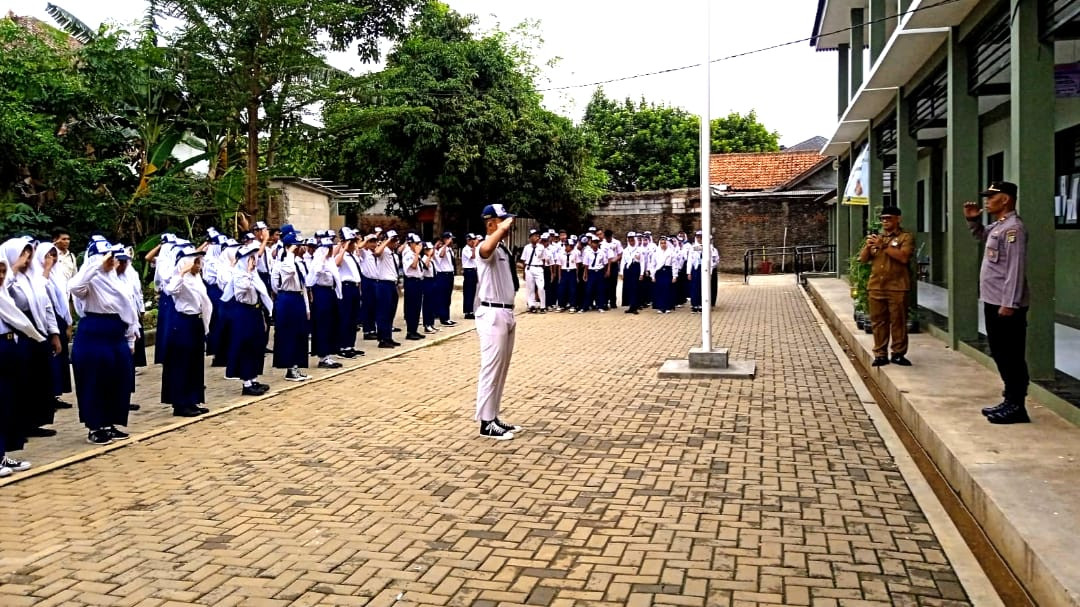 Kanit Binmas Tekankan Pentingnya HAM dan Disiplin Pelajar Dalam Upacara Bendera di SMPN 53 Kota Bekasi
