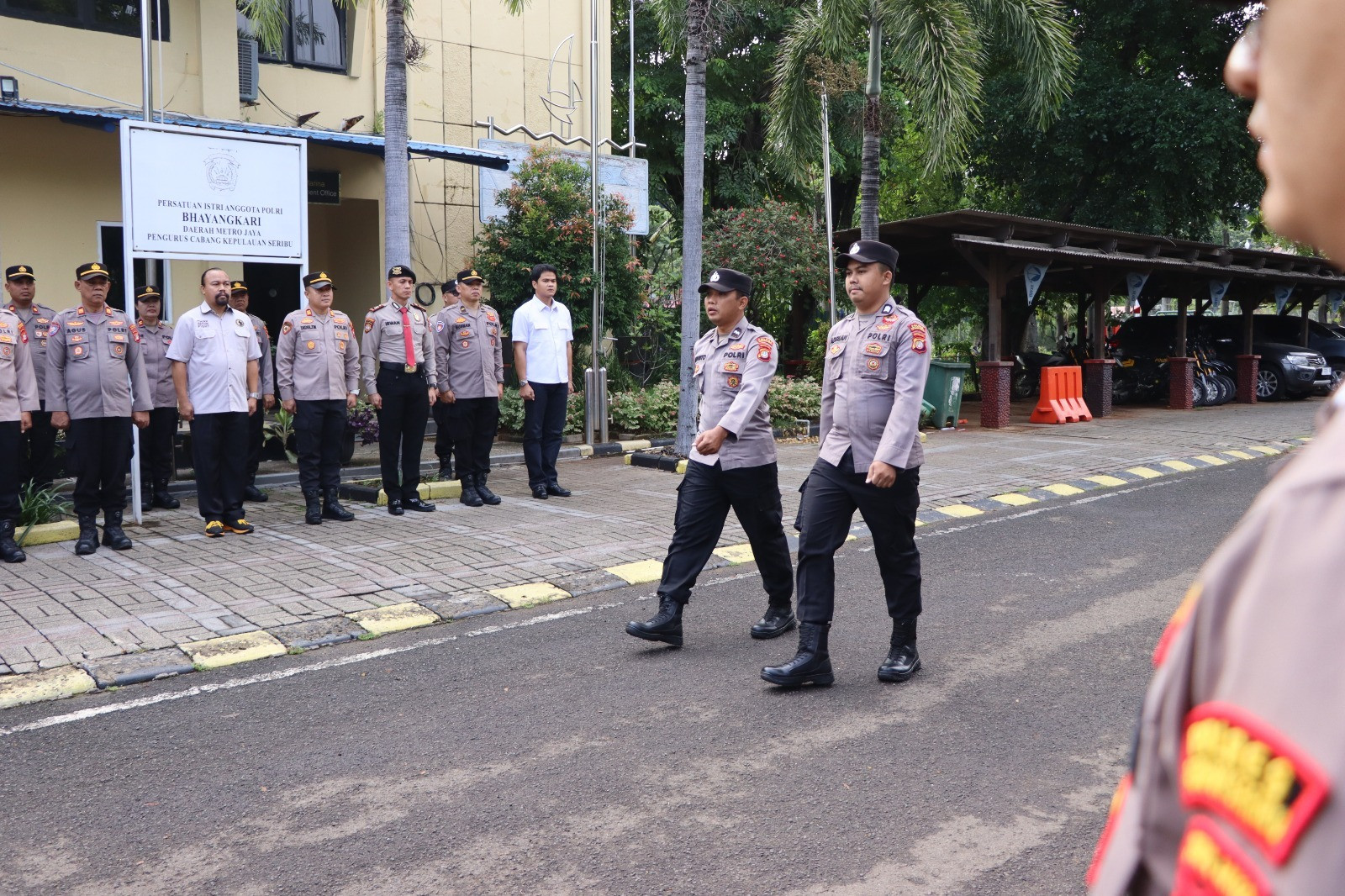 Wakapolres Kepulauan Seribu Pimpin Apel Pagi, Tekankan Disiplin, Pajak, dan Kesehatan Anggota