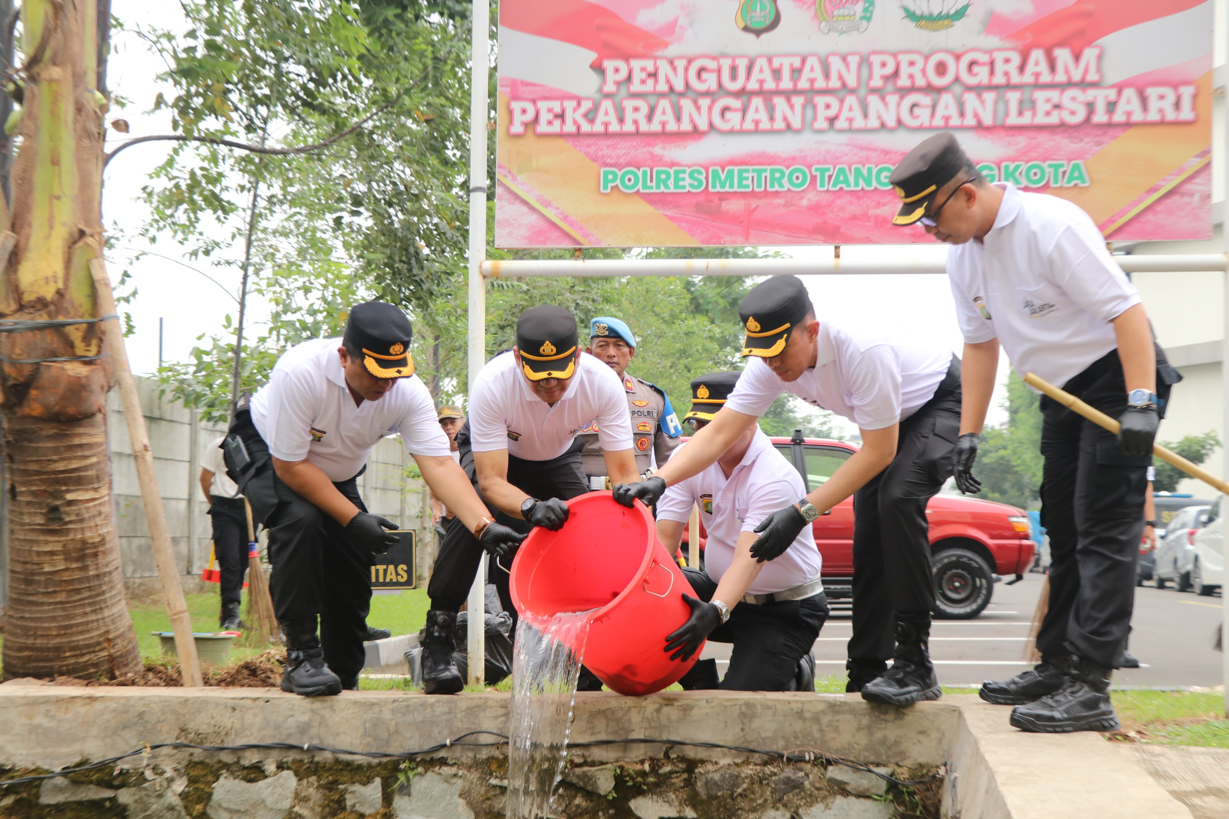 Kapolres Metro Tangerang Kota Pimpin Gerakan Bersih-Bersih dan Ketahanan Pangan di Mako Polres