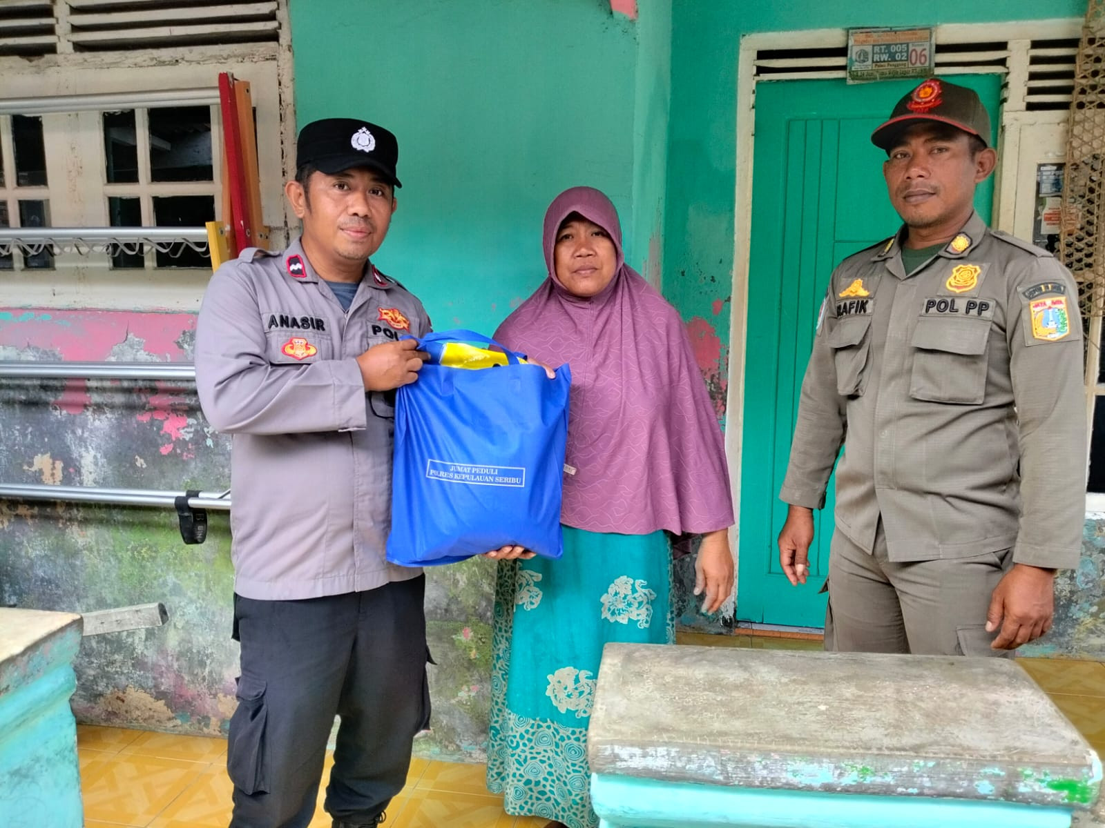 Polsek Kepulauan Seribu Utara Gelar Jumat Peduli, Salurkan Bantuan untuk Warga Kurang Mampu