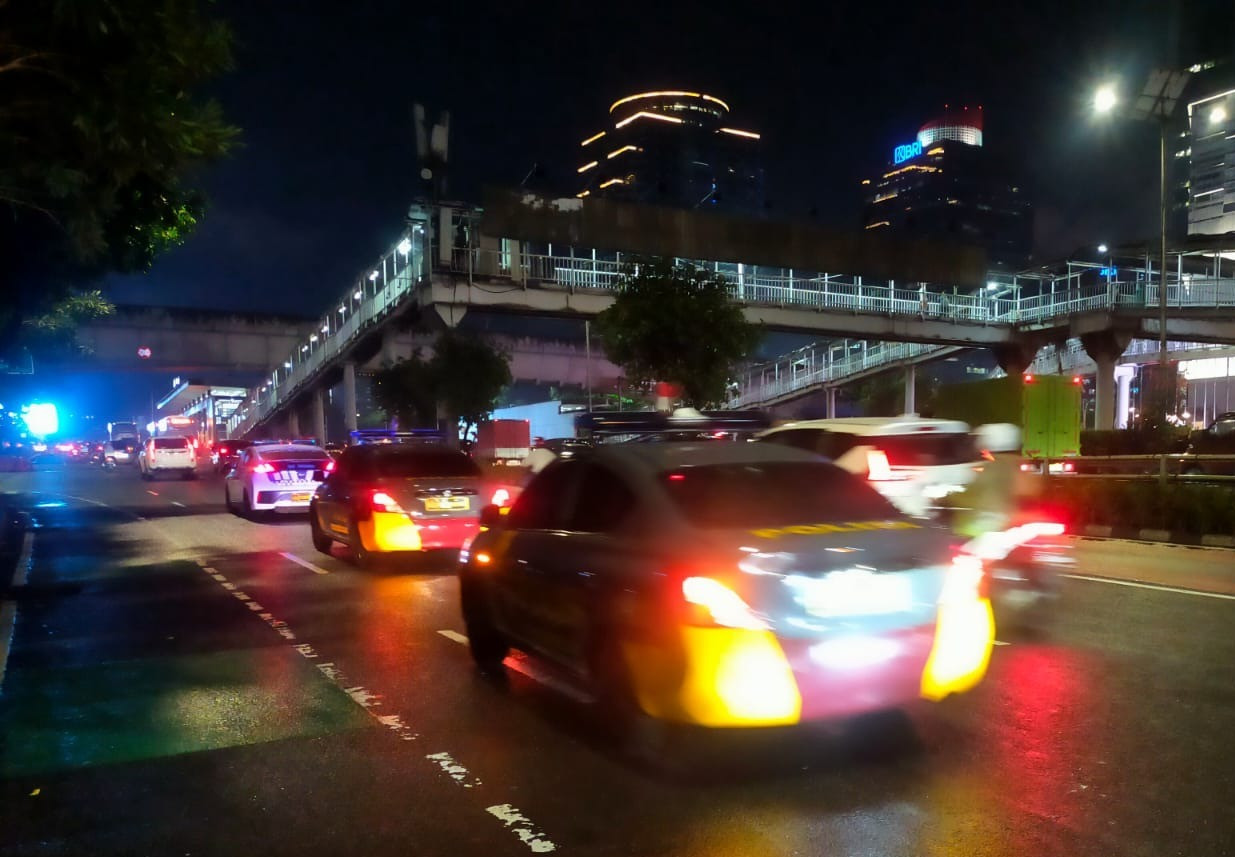 Polda Metro Jaya Gelar Patroli Malam, Sapa Warga Hingga Ojol Beri Himbauan Kamtibmas