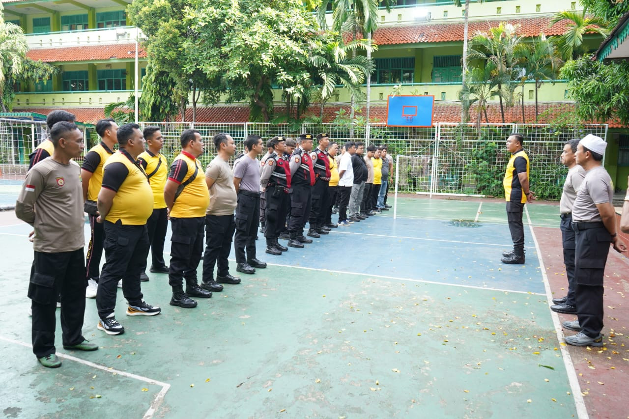 Polres Metro Jakarta Utara dan Polsek Kelapa Gading Bersama POMAL Gelar Bersih-Bersih di Masjid SMA Negeri 72 Pasca Ledakan