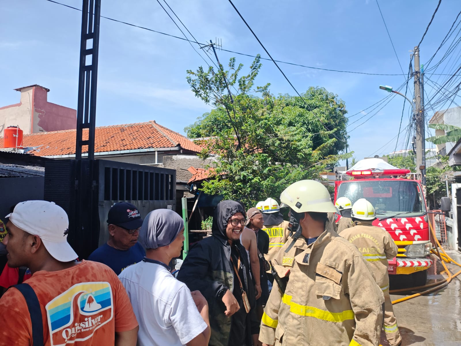 RESPON CEPAT POLSEK KOJA TANGANI KEBAKARAN RUMAH KONTRAKAN DI LAGOA