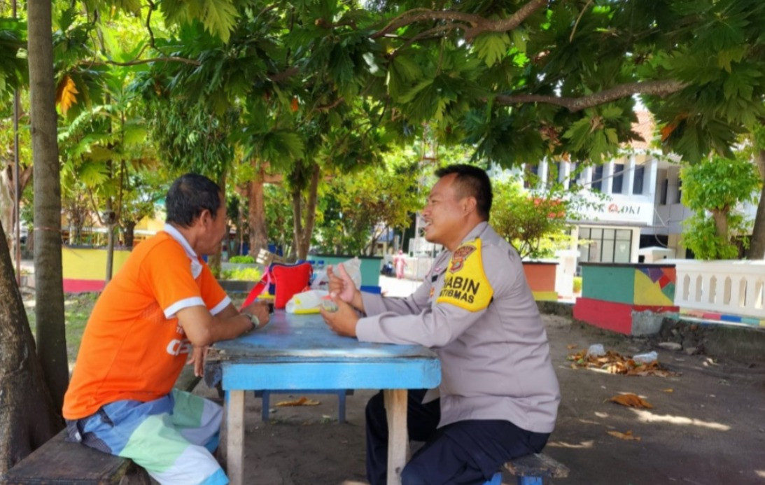 Bhabinkamtibmas Pulau Pramuka Sambangi Warga, Sosialisasikan Layanan Polri 110 dan Perkuat Kamtibmas