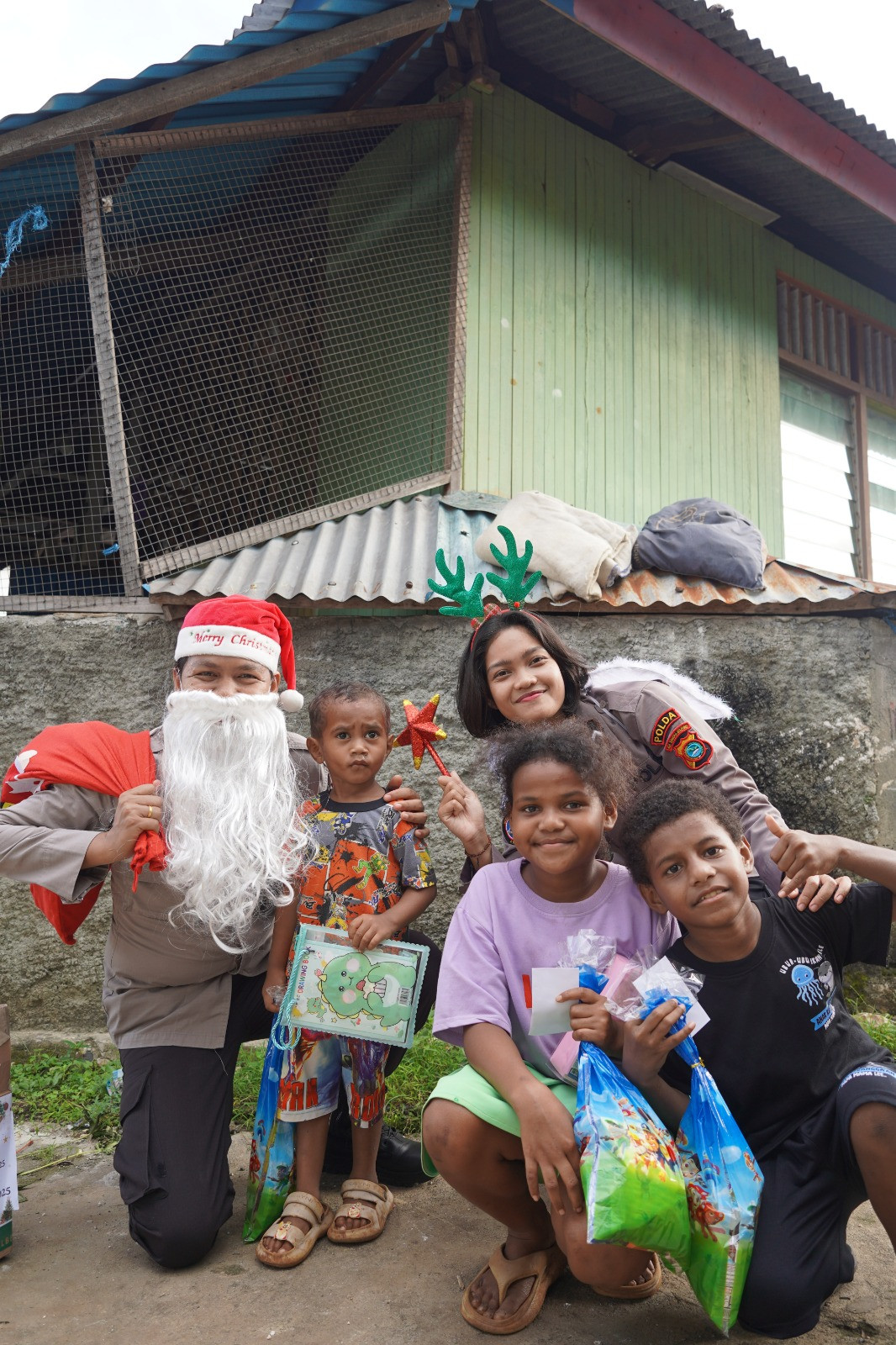 Satgas Humas Ops Damai Cartenz Bagikan Bingkisan Natal kepada Anak-anak di Jayapura