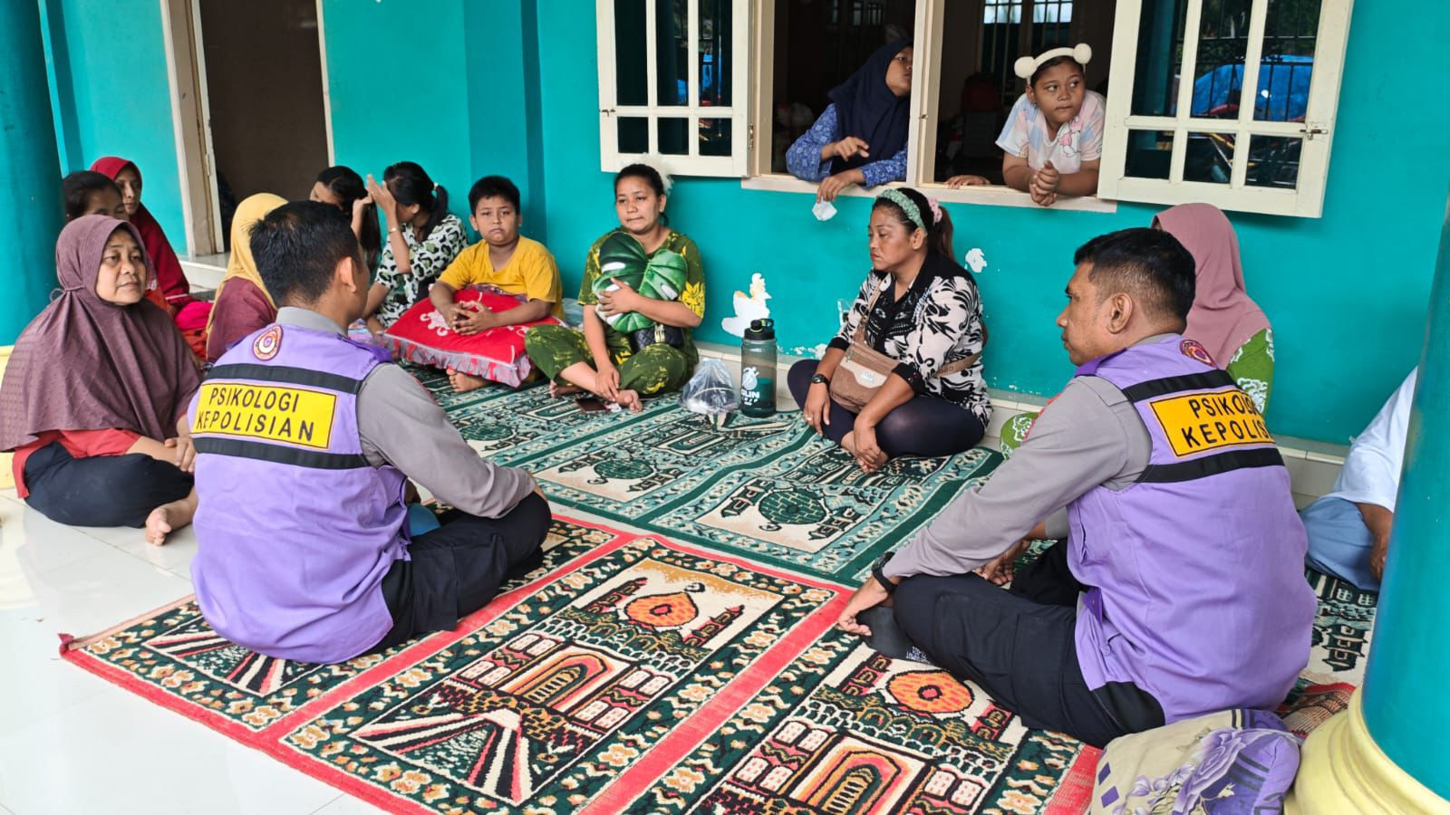 Polres Sibolga Salurkan Bantuan dan Gelar Trauma Healing Untuk Korban Banjir dan Longsor