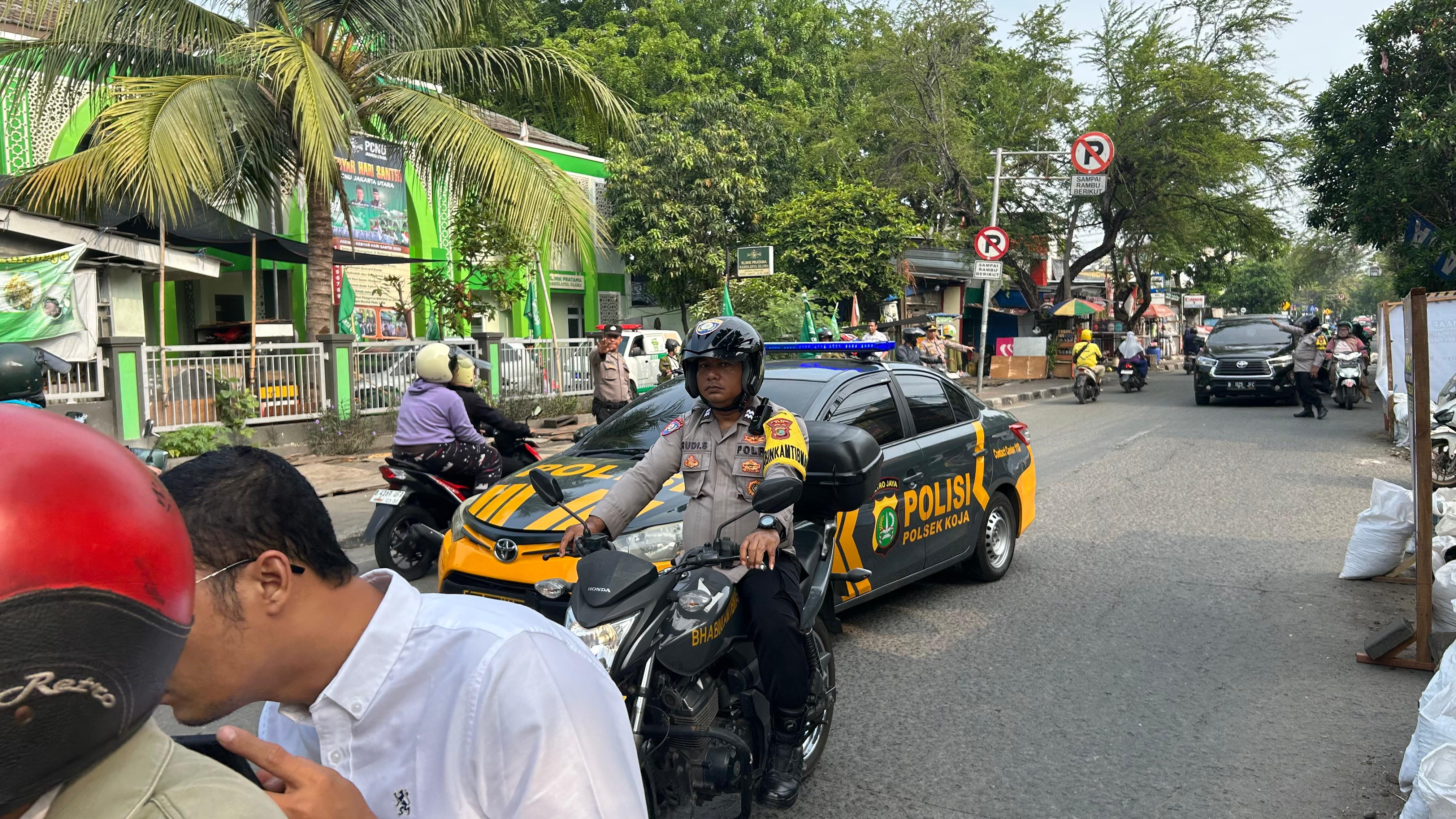 Massa NU dan Alumni Pesantren di Koja Berangkat ke Trans7, Polsek Koja Pastikan Pengamanan Aman dan Kondusif