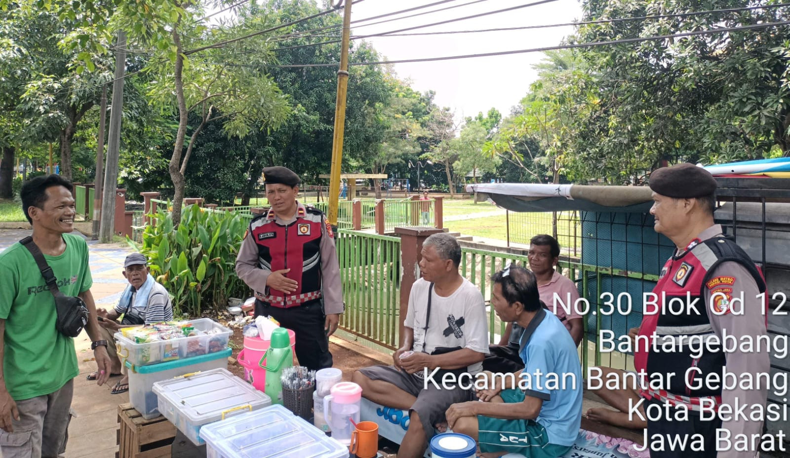 Cegah Kejahatan Polsek Bantargebang Gencarkan Patroli Jalan Kaki Sisir Pasar Hingga Perumahan