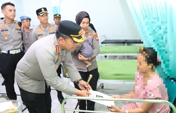Kapolres Metro Bekasi Kota Jenguk 17 Korban Kebakaran Cimuning, Salurkan Tali Asih dan Dukungan Moril