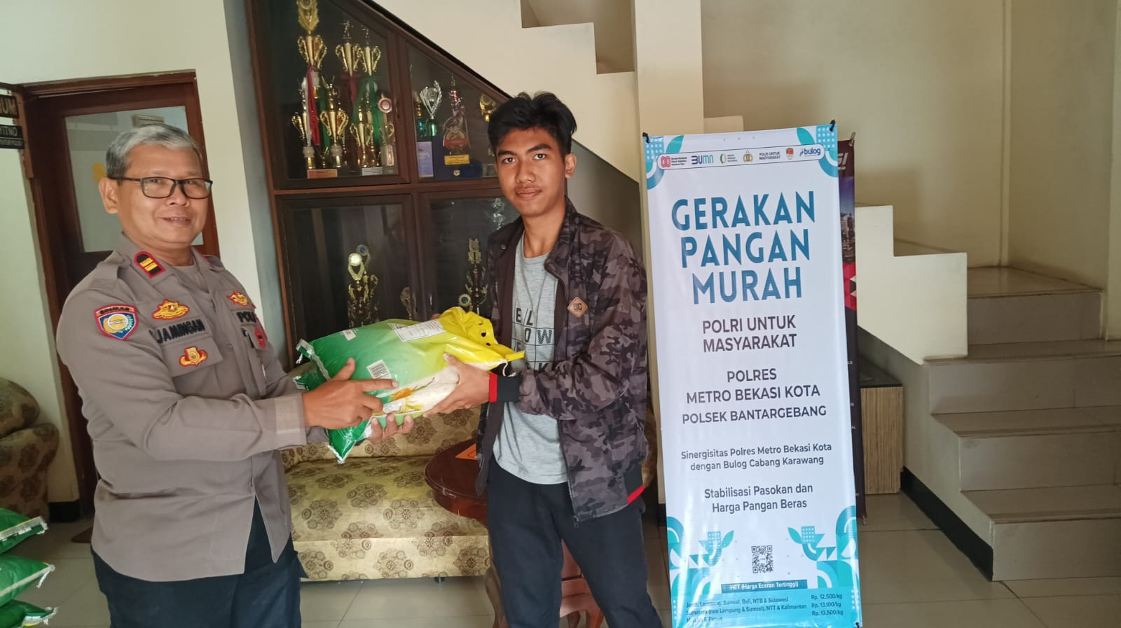 Polsek Bantar Gebang Gelar Gerakan Pangan Murah, Sediakan 2 Ton Beras dan 100 Liter Minyak Goreng