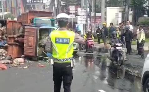 Sigap Penanganan Truk Sampah Melintang Jalan Ahmad Yani Kota Bekasi