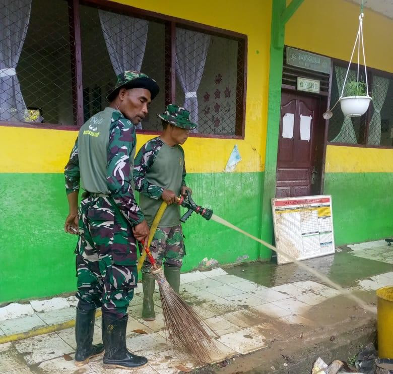 TNI AD dan Warga Bahu-membahu Bersihkan Rumah dan Pondok Bersalin Terdampak Bencana Banjir