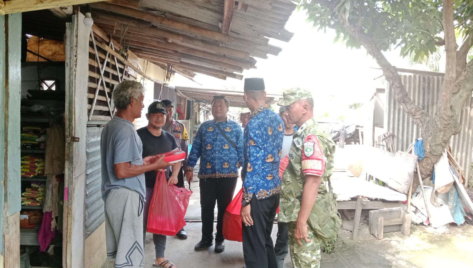 Jumat Berkah, Polsek Bekasi Utara melalui Bhabinkamtibmas Teluk Pucung Berbagi Kepada Warga