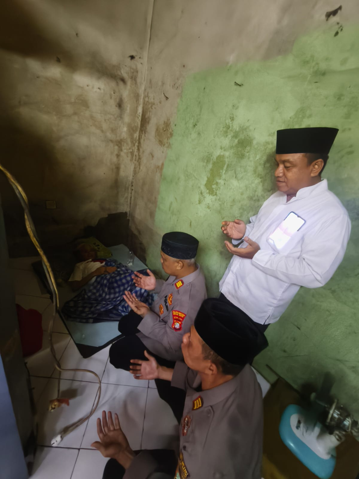 Kapolsek Bekasi Barat Kunjungi Anggota Linmas Jakasampurna yang Istrinya Sakit Menahun, Wujud Kepedulian dan Empati kepada Warga