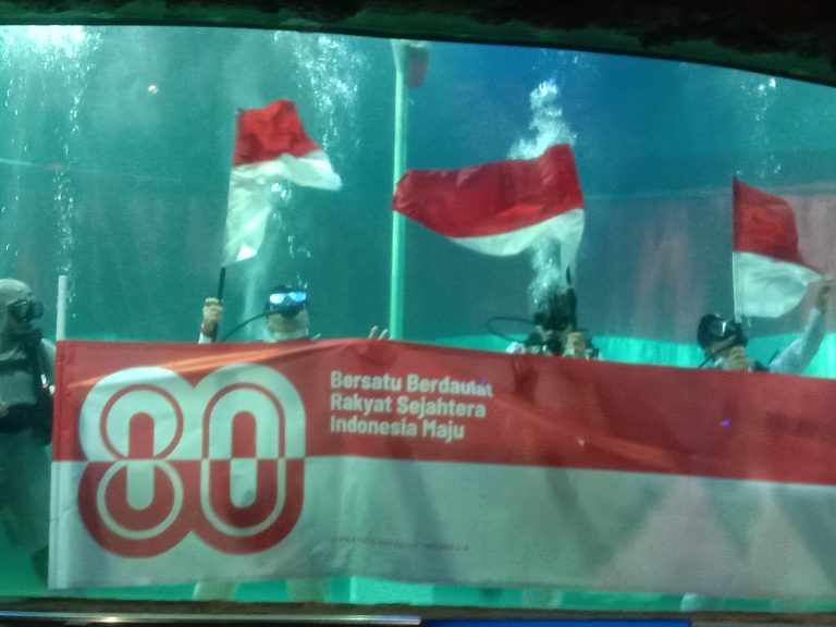 Ruben Onsu Kibarkan Merah Putih di Kolam Hiu SeaWorld Ancol