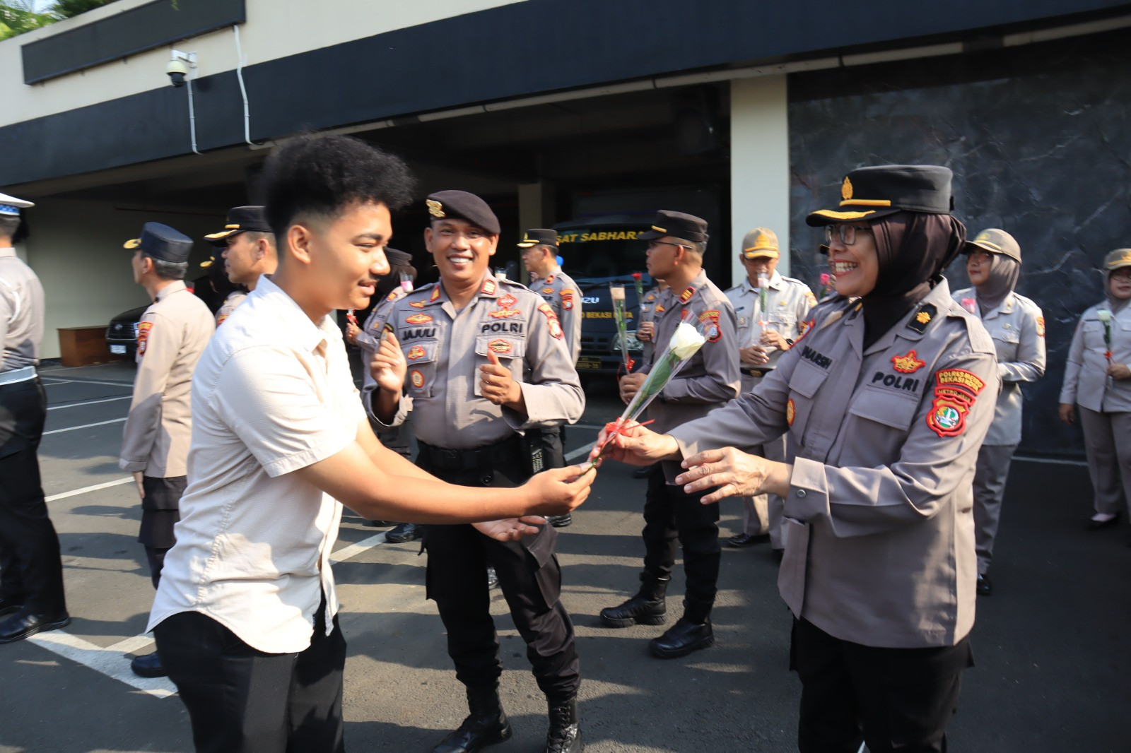 Mahasiswa dan Pelajar Datangi Polres Metro Bekasi Kota berikan Dukungan Moril