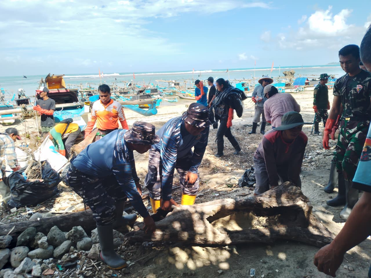 Bersih Pantai "Jabar Raksa Sagara" Tahun 2025, Wujud Nyata Kolaborasi Positif Lanal Bandung dan DKP Provinsi Jawa Barat