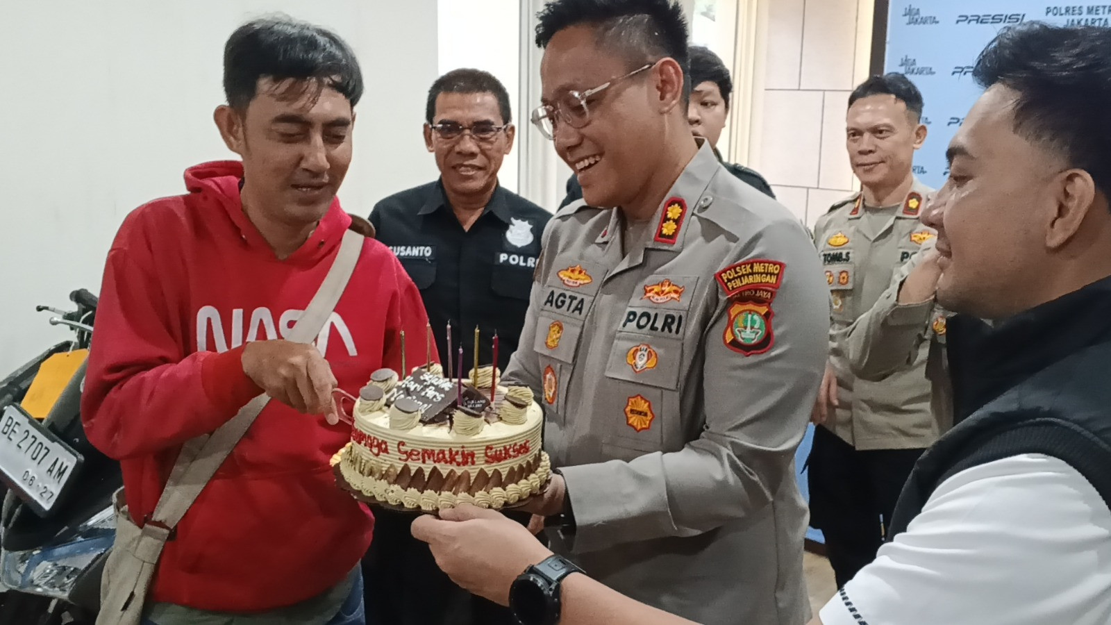 Kapolsek Metro Penjaringan Beri Kejutan HPN ke-80 untuk Jurnalis Jakarta Utara