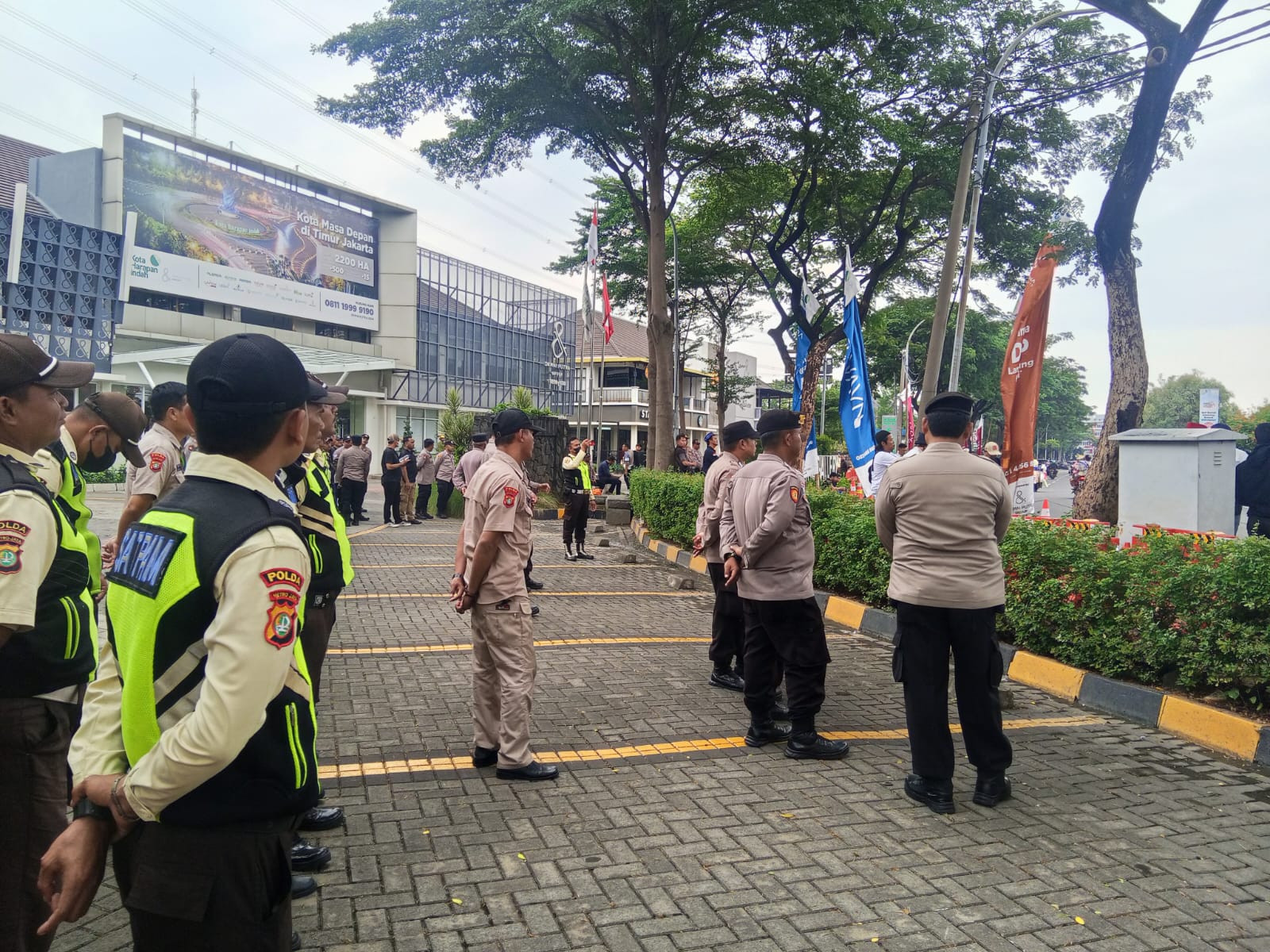 Amankan Unjuk Rasa, Polres Metro Bekasi Kota Siagakan Personel Gabungan di Harapan Indah Medan Satria 