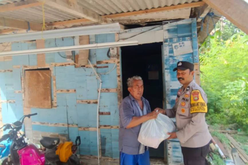 Sentuhan Kepedulian di Ujung Utara Jakarta: Aipda Amirulloh Maliki Bagikan Sembako untuk Warga Pulau Sabira