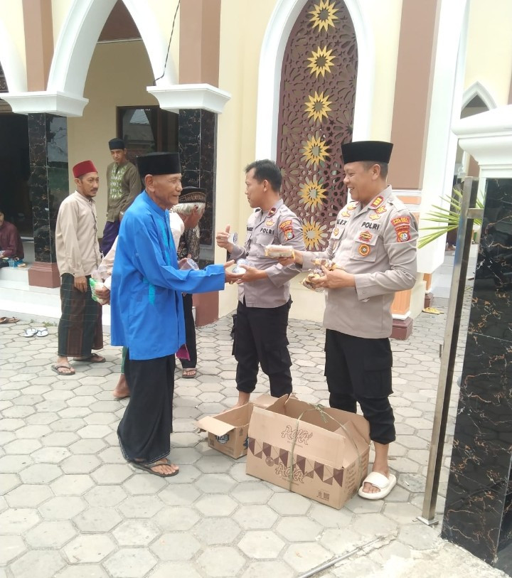 Kapolsek Cabangbungin Gelar Jum’at Berkah, Bagikan Makanan Usai Salat Jumat