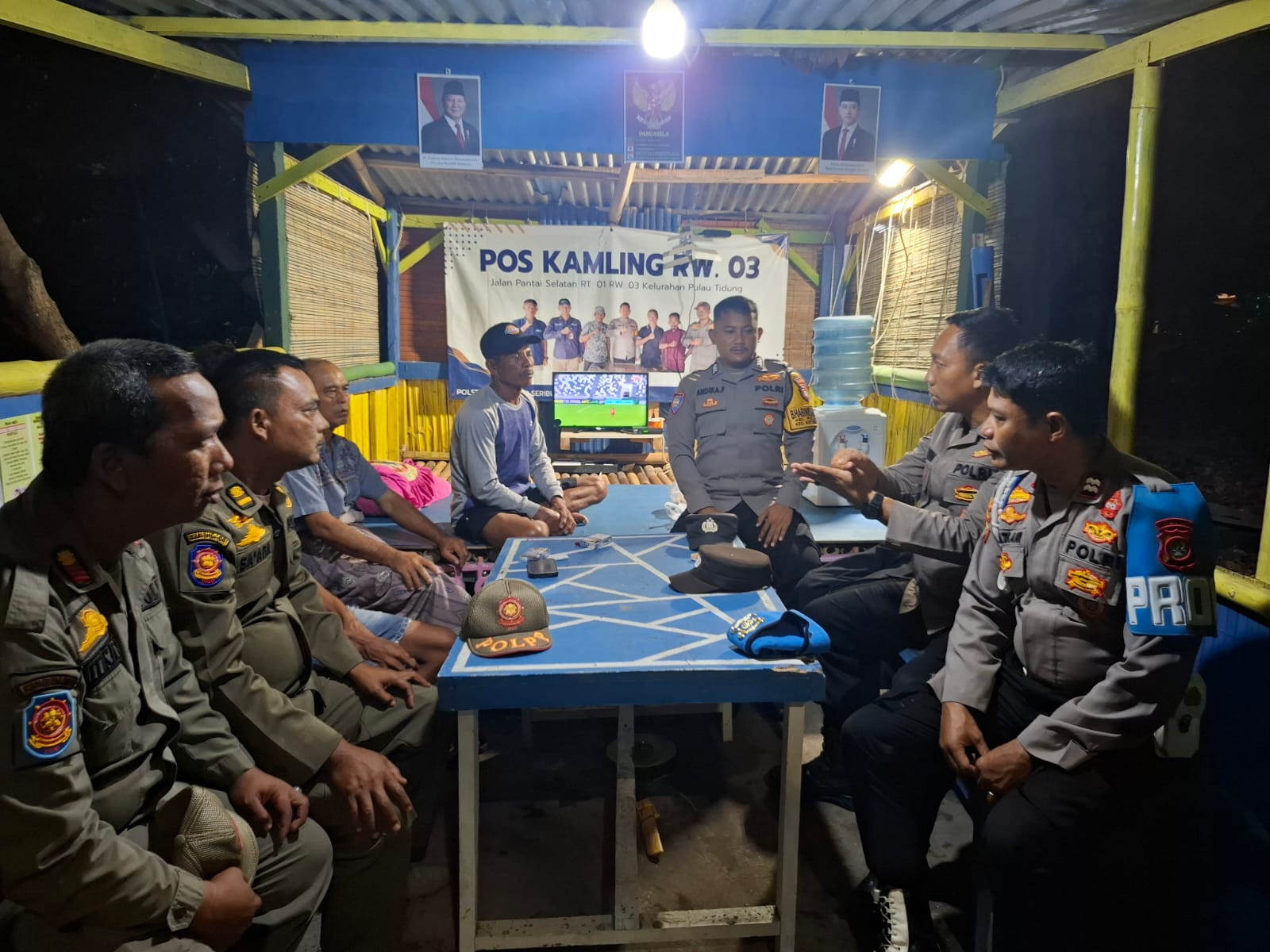 Patroli Malam Gabungan, Polsek Kepulauan Seribu Selatan Perkuat Siskamling dan Sosialisasikan Layanan 110