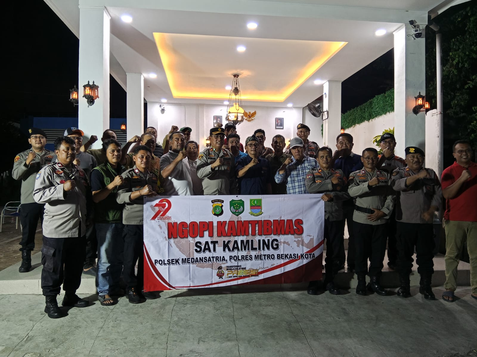 Ngopi Sat Kamling Polsek Medansatria Polres Metro Bekasi Kota Bersama Warga RW 22 Kelurahan Pejuang