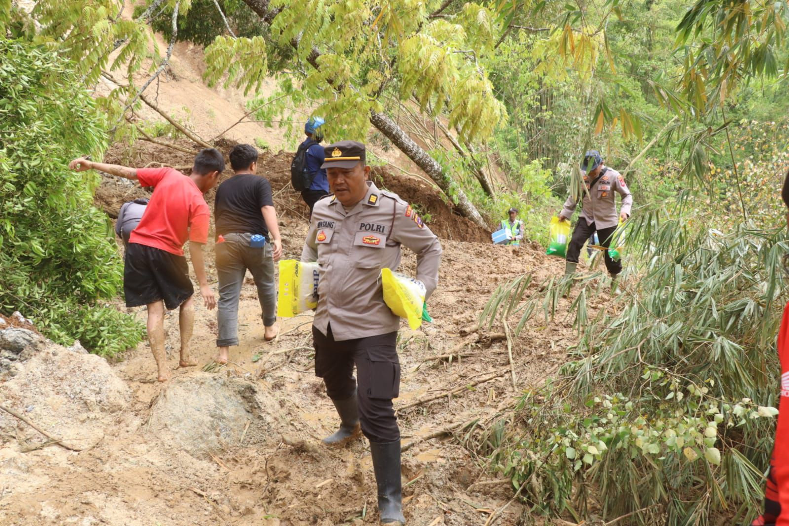 Polresta Bukittinggi Kembali Salurkan Bantuan ke Warga Terdampak di Jorong Sungai Landia