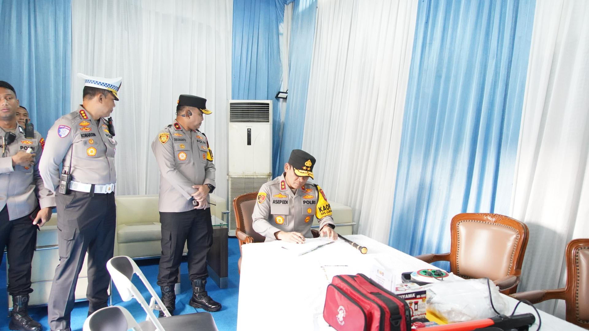 Kapolda Metro Jaya Tinjau Pospam Stasiun Gambir, Pastikan Pelayanan Operasi Lilin Jaya 2025 Berjalan Optimal