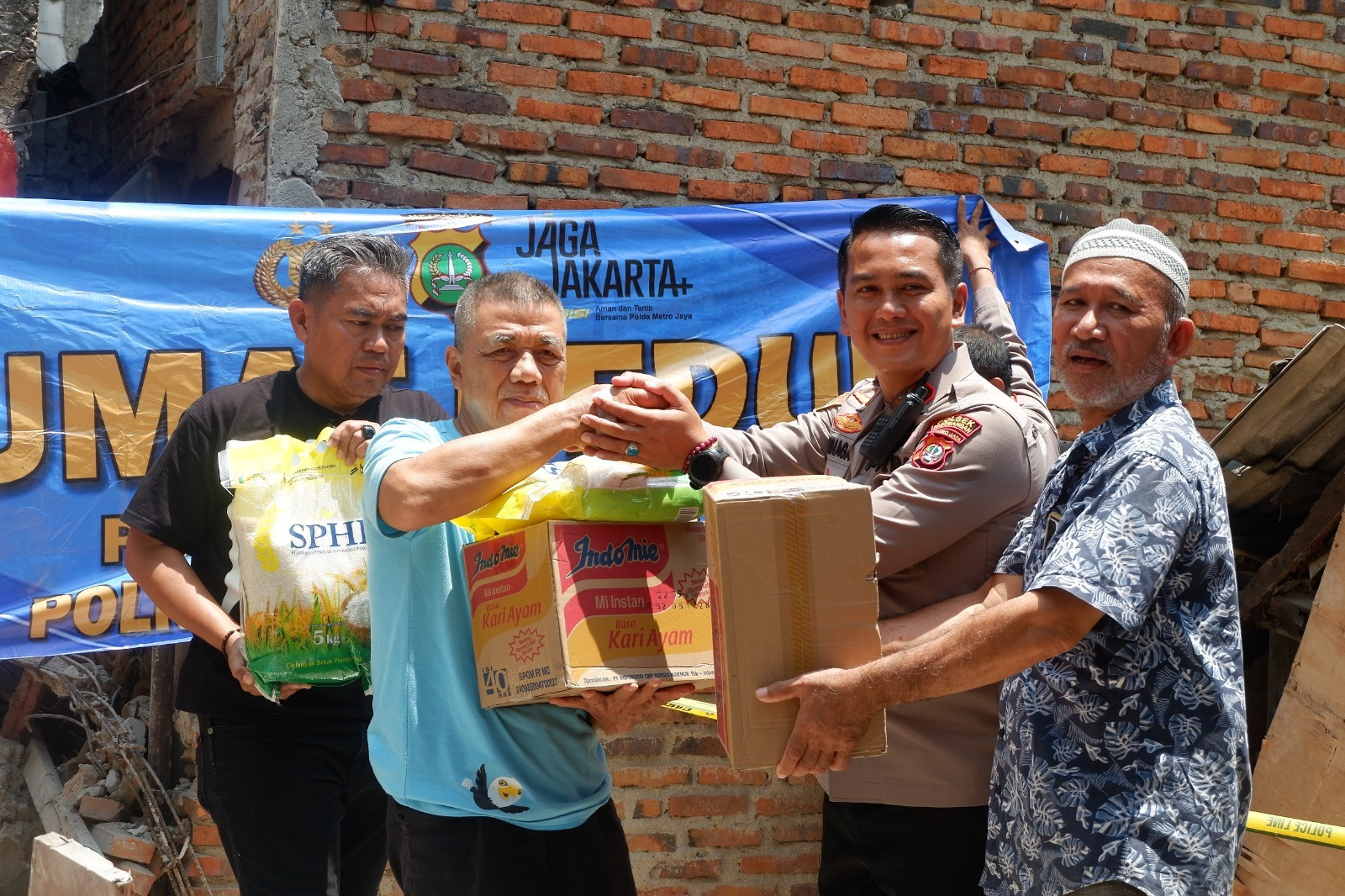 Polsek Pademangan Gelar “Jumat Peduli”, Bantu Korban Bangunan Runtuh di Budi Mulia
